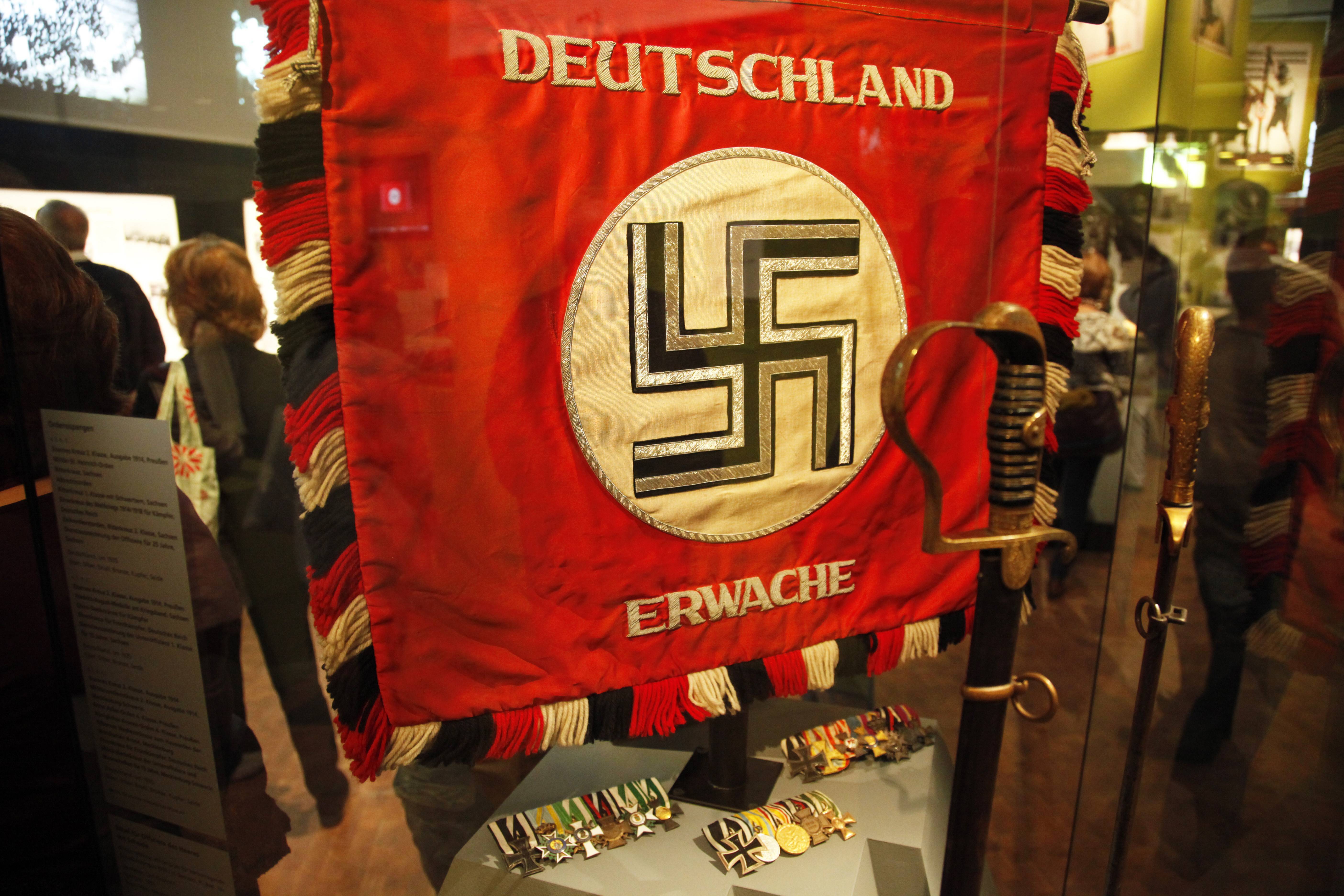 „Deutschland erwache!“ Diese Parole der NSDAP ist heute in Deutschland verboten. Hier ein Ausstellungsstück im Deutschen Historischen Museum Berlin