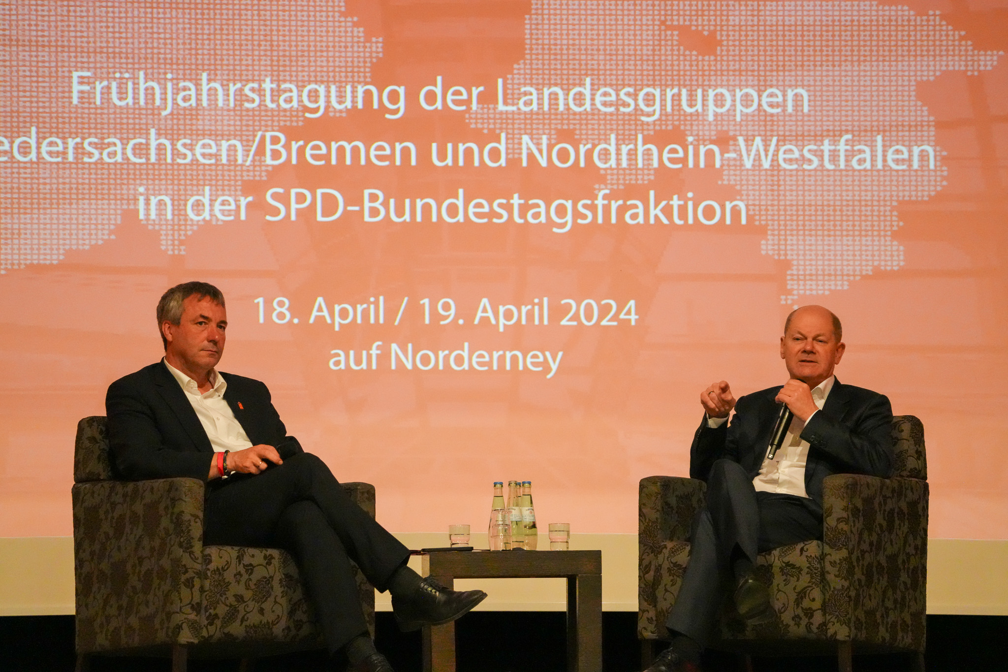 Hatte klare Botschaften für die SPD-Abgeordneten aus Niedersachsen/Bremen und Nordrhein-Westfalen: Bundeskanzler Olaf Scholz (r.) mit dem Vorsitzenden der SPD-Landesgruppe Niedersachen, Johann Saathoff