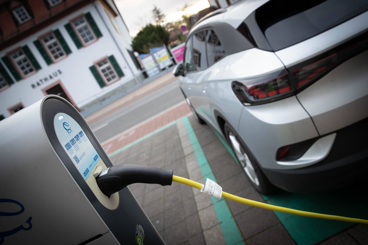 Elektroauto an einer Ladestation: Soll der Klimaschutz gelingen, müssen sie Teil der Daseinsvorsorge werden, meint Thomas Losse-Müller.