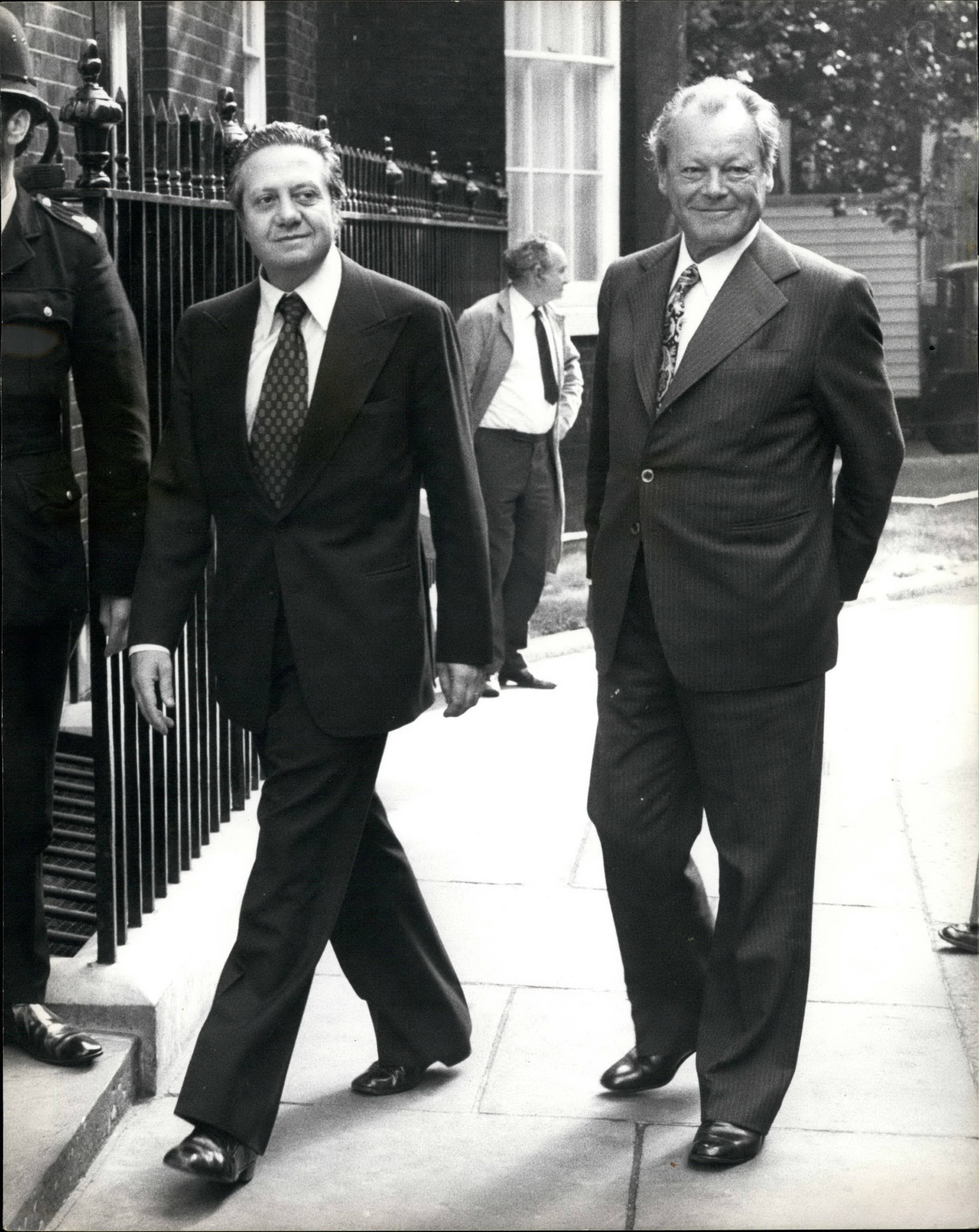 Enge Wegbegleiter: Mario Soares (l.) und Willy Brandt, hier bei einem Treffen 1975 in London
