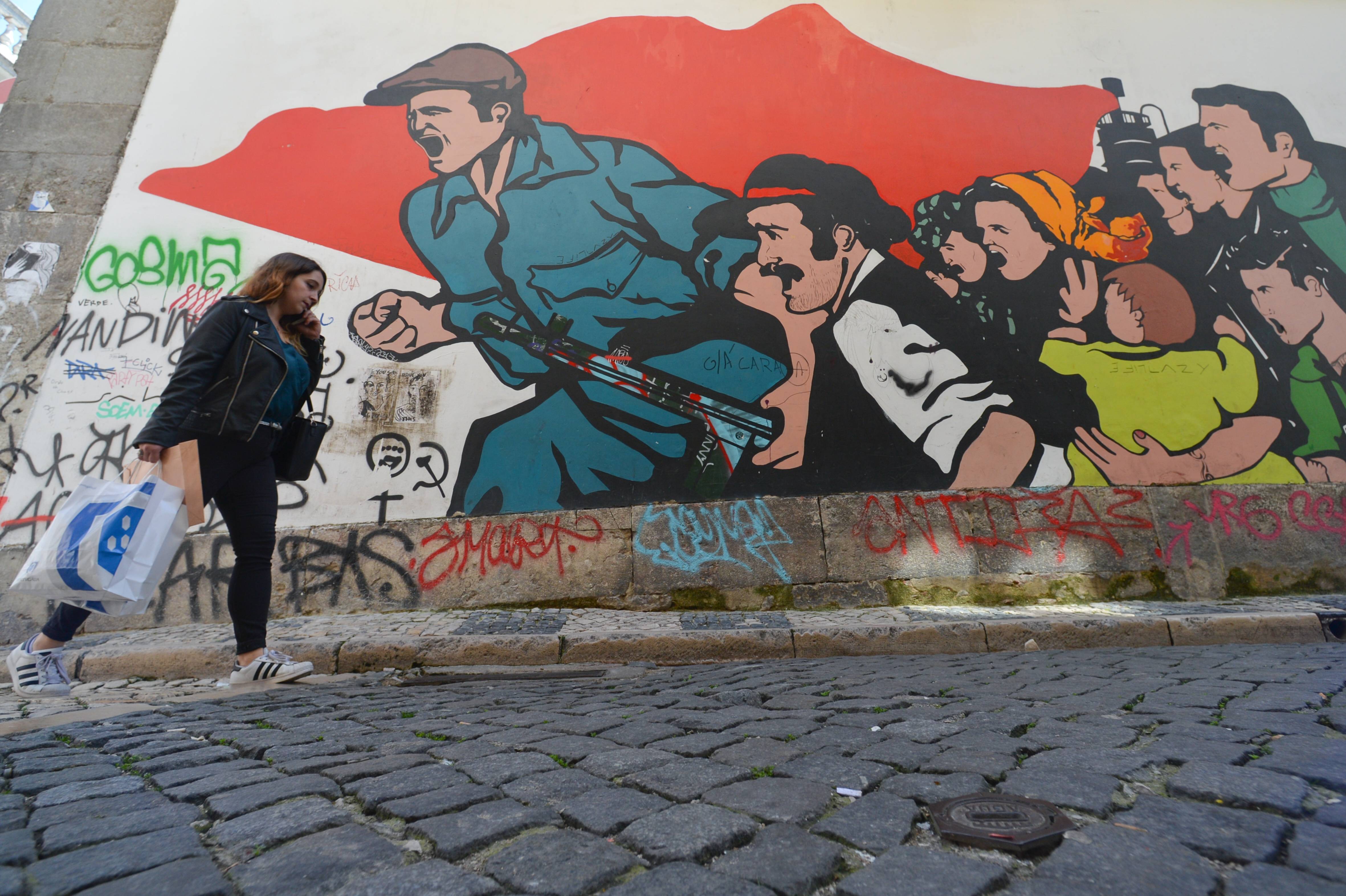 Wandgemälde in Lissabon: Am 25. April 1974 endete in Portugal die 48-jährige Diktatur des Militärs.