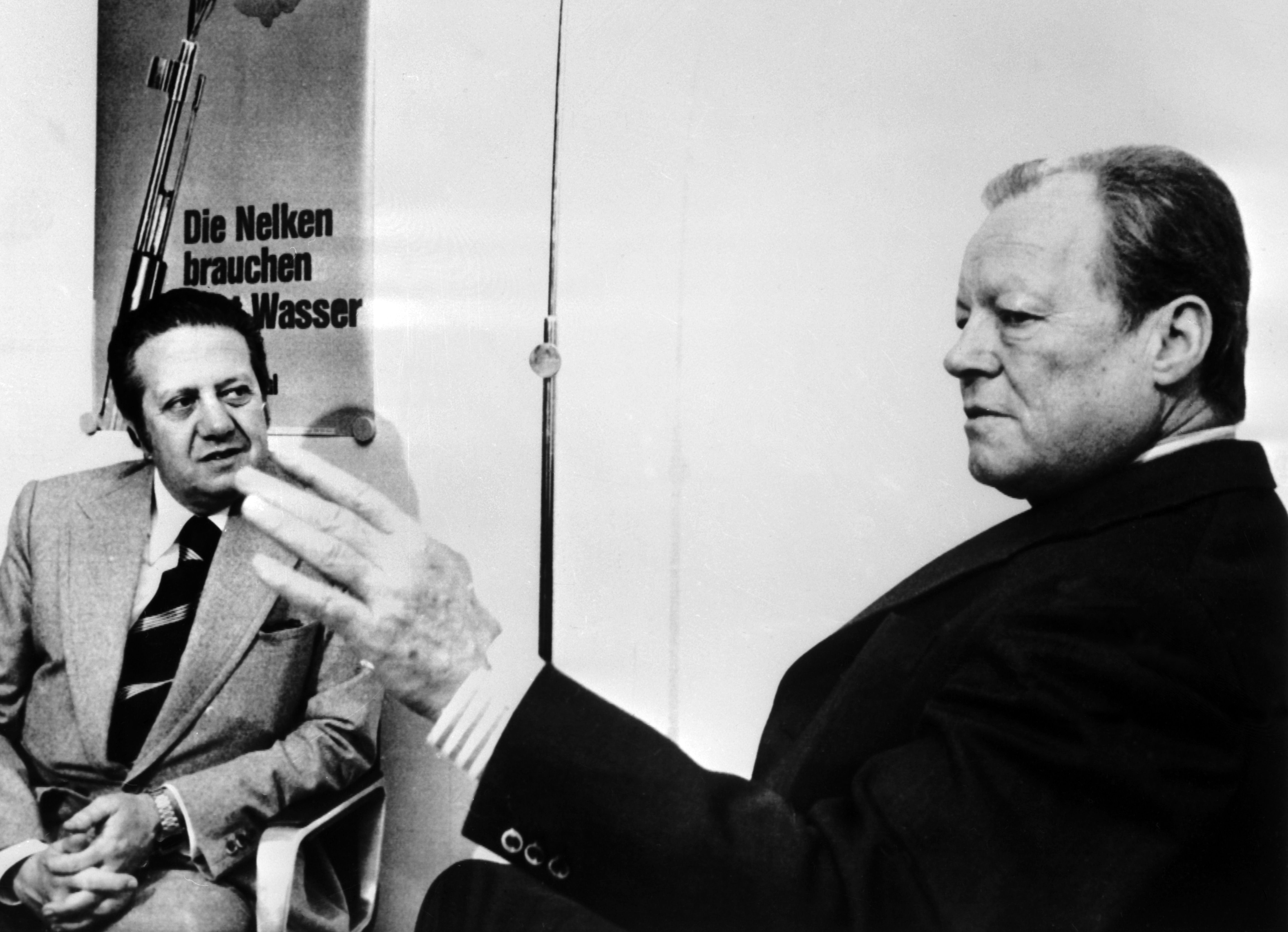 Enge Verbündete auf dem Weg Portugals in die Demokratie: Der Generalsekretär der Sozialistischen Partei Portugals, Mario Soares (l.) bei einem Treffen mit dem SPD-Vorsitzenden Willy Brandt am 17.12.1975 in Bonn