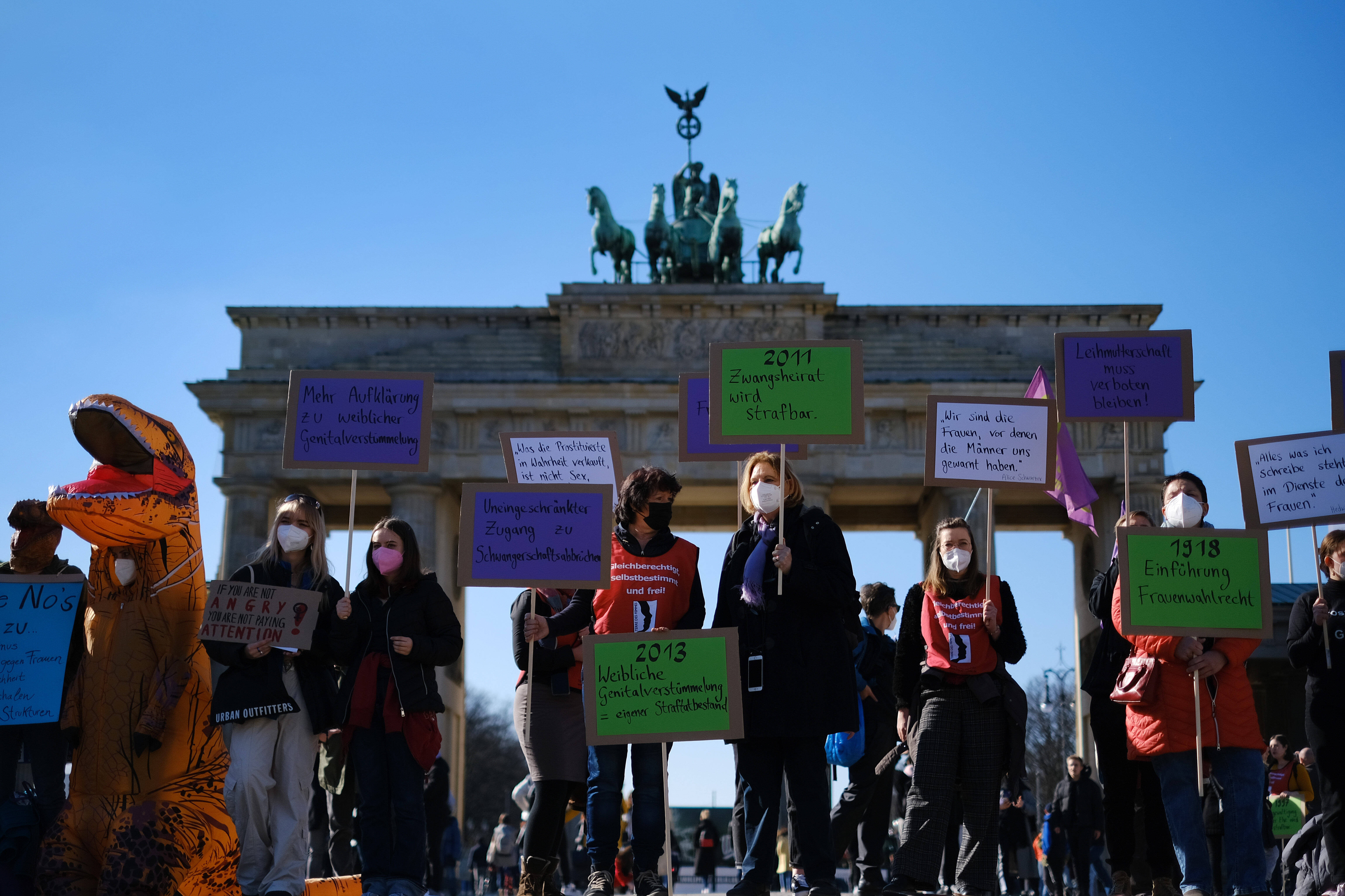 Frauentag am 8. März 2022: Vor dem Brandenburger Tor in Berlin fordern zahlreiche Demonstrant*innen gleiche Bezahlung für gleiche Arbeit – unabhängig vom Geschlecht.