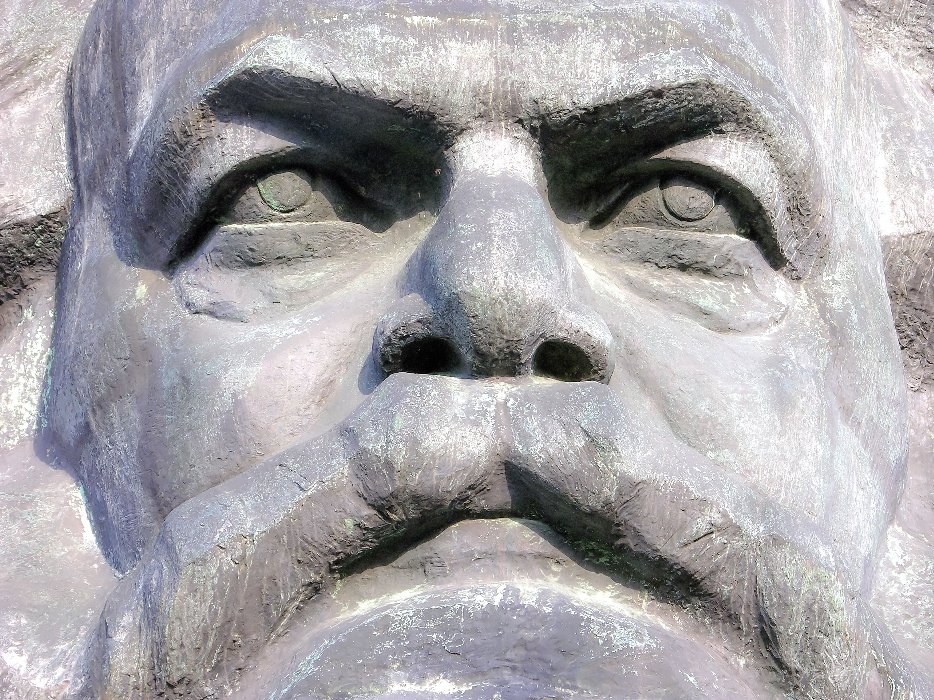 Karl-Marx-Statue in Chemnitz (Detailaufnahme): Nicht nur die Staatsideologie des Kommunismus berief sich in ideologischer Verdrehung auf ihn.