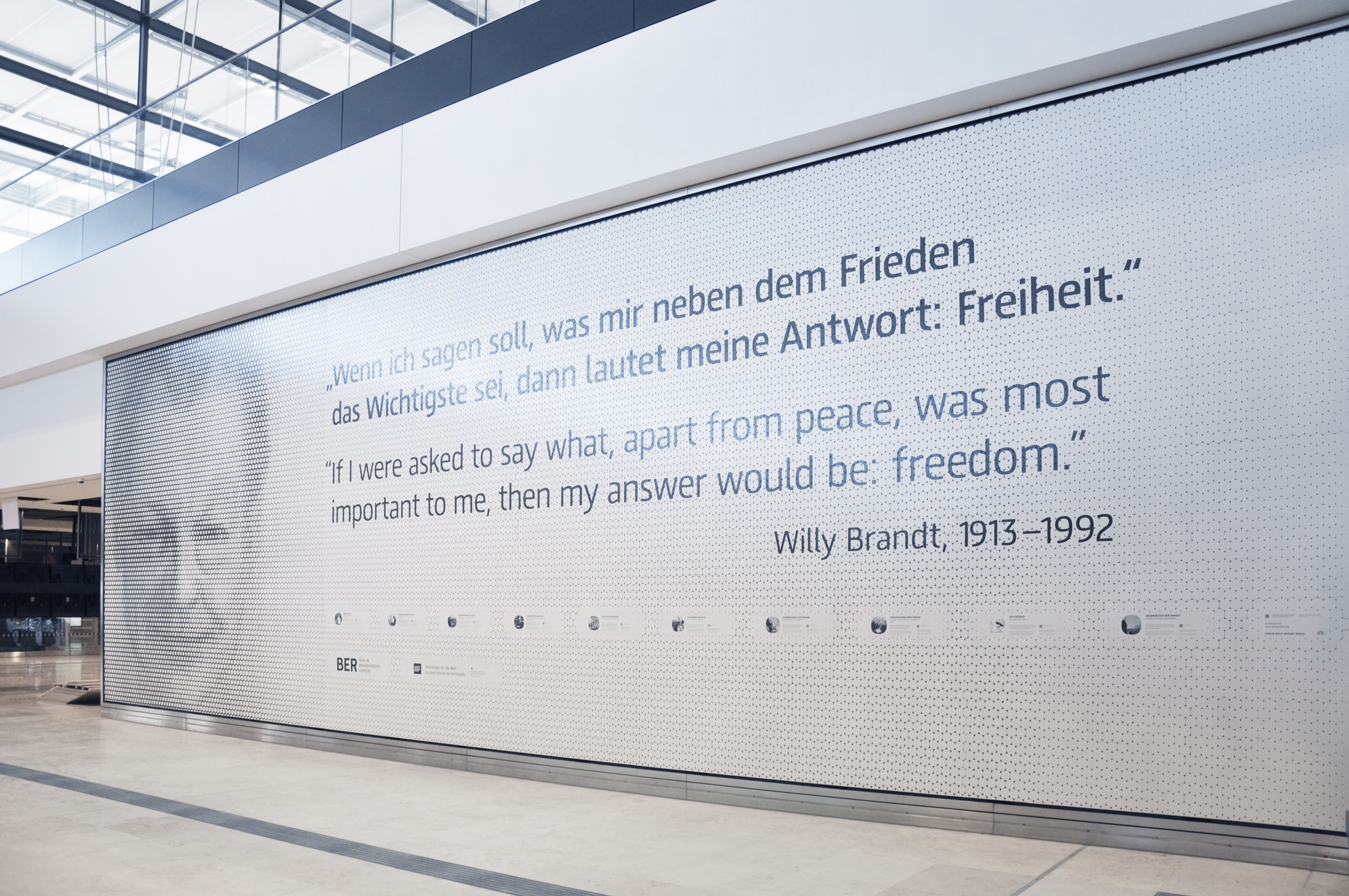 Symbol der Freiheit: Mit einem Zitat von Willy Brandt werden die Gäste künftig am Flughafen in Berlin begrüßt.