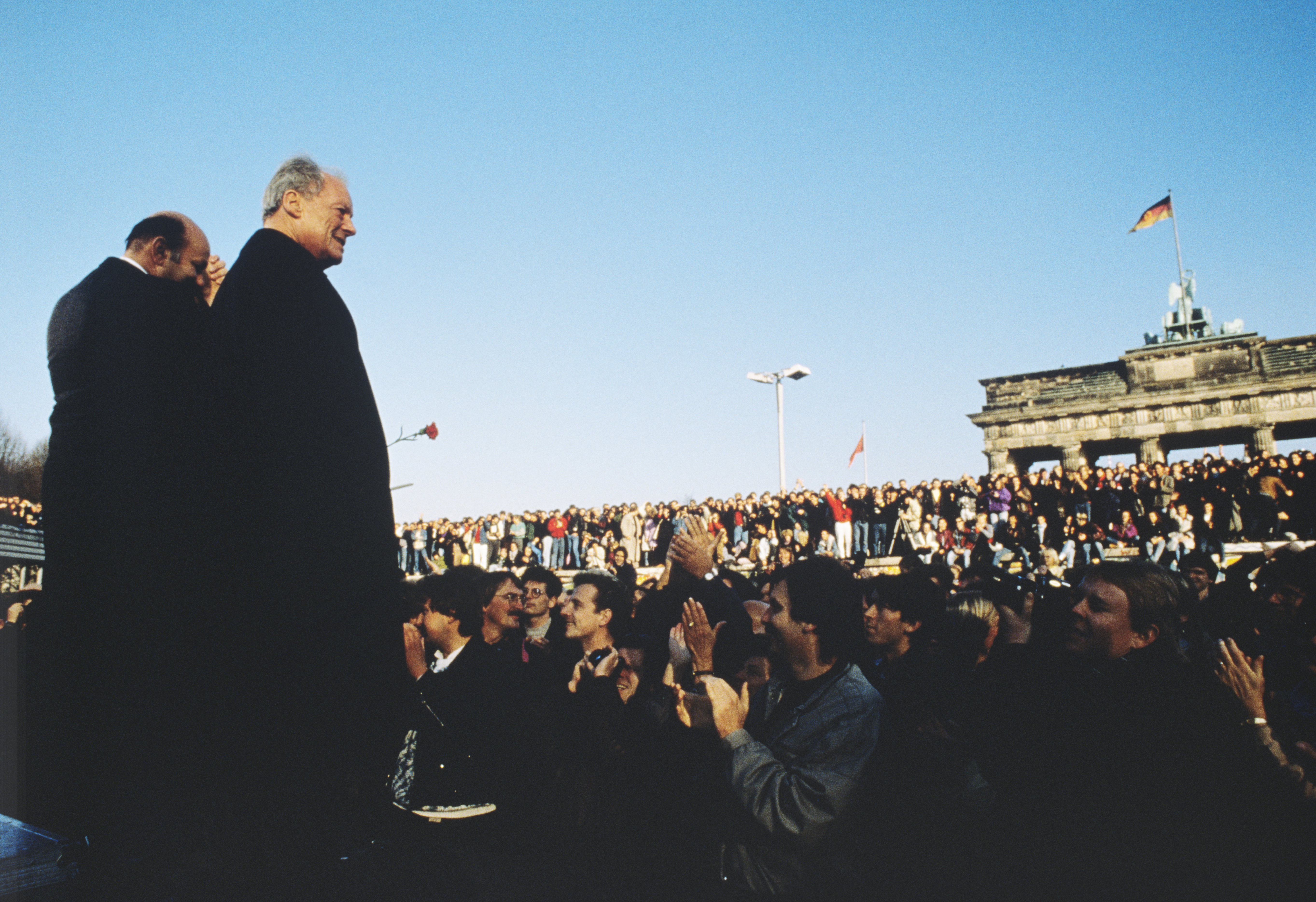 Willy Brandt 1989 am Bradenburger Tor in Berlin