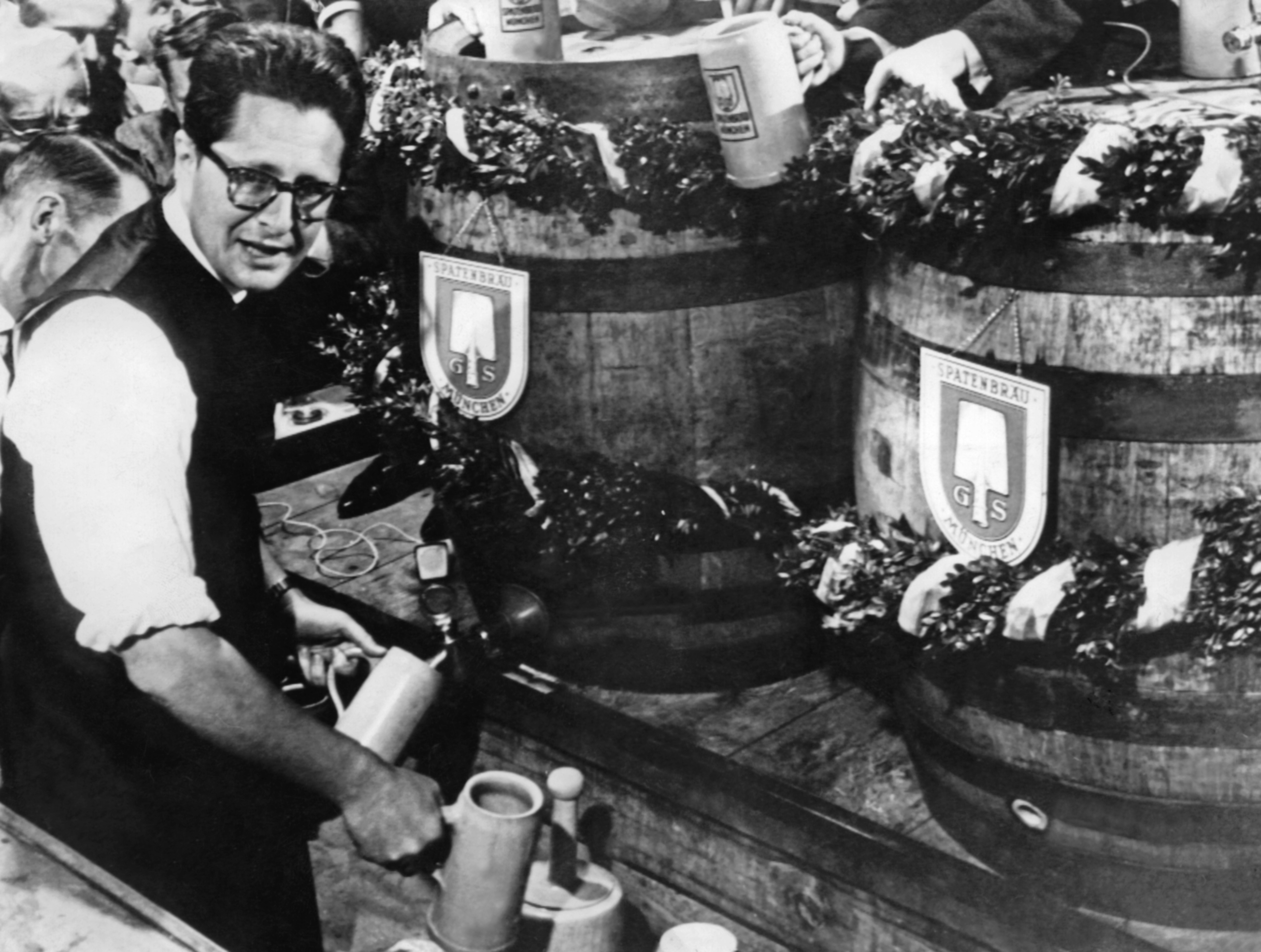 O' zapft is: Oberbürgermeister Hans-Jochen Vogel beim Bieranstich auf dem Münchner Oktoberfest
