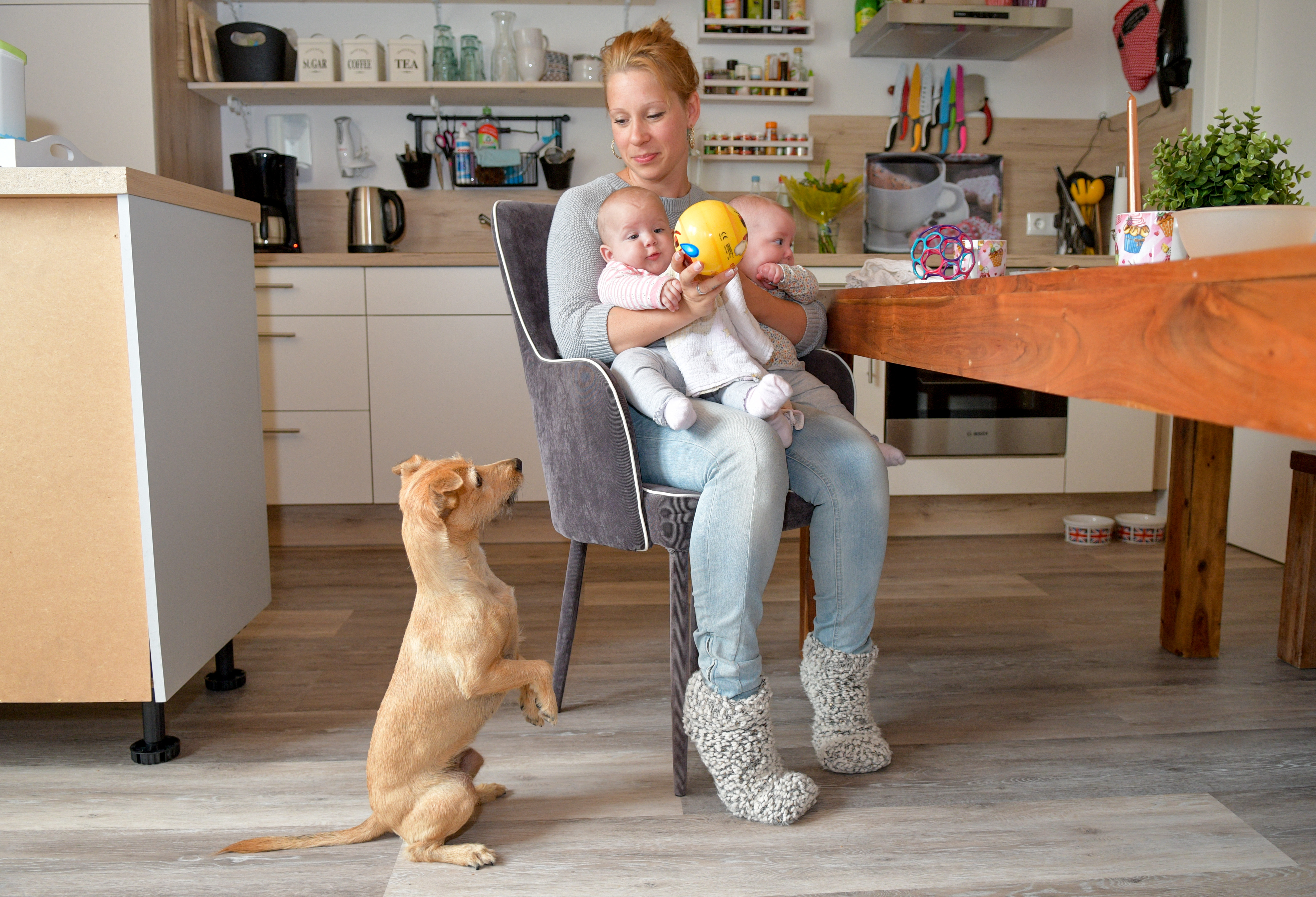 Kann sich den Heimatort im Hamburger Speckgürtel nicht mehr leisten: Daniela Biesterfeldt mit ihren Töchtern und Hund Lenni