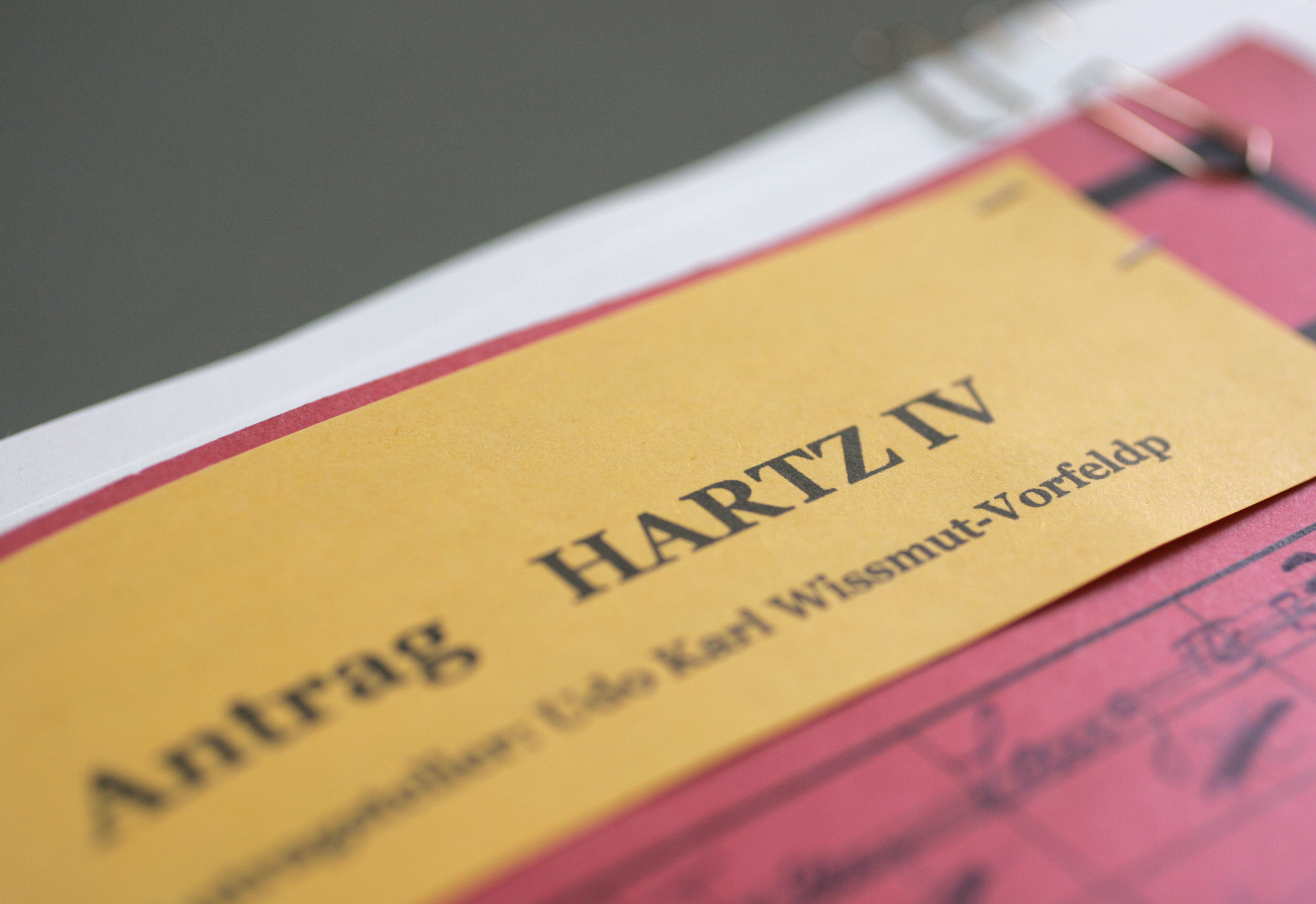 Hartz IV belastet und lähmt die SPD. Wolfgang Tiefensee will deshalb zügig Veränderungen in der Arbeitsmarktpolitik vornehmen.