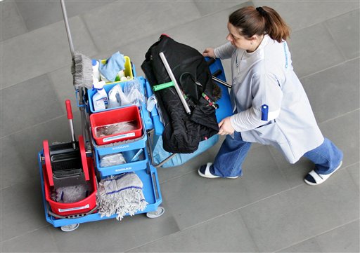 Reinigungskraft bei der Arbeit: Oft reichen die Löhne in der Branche nicht zum Leben und werden durch zusätzliche Leistungen der Jobcenter aufgestockt.