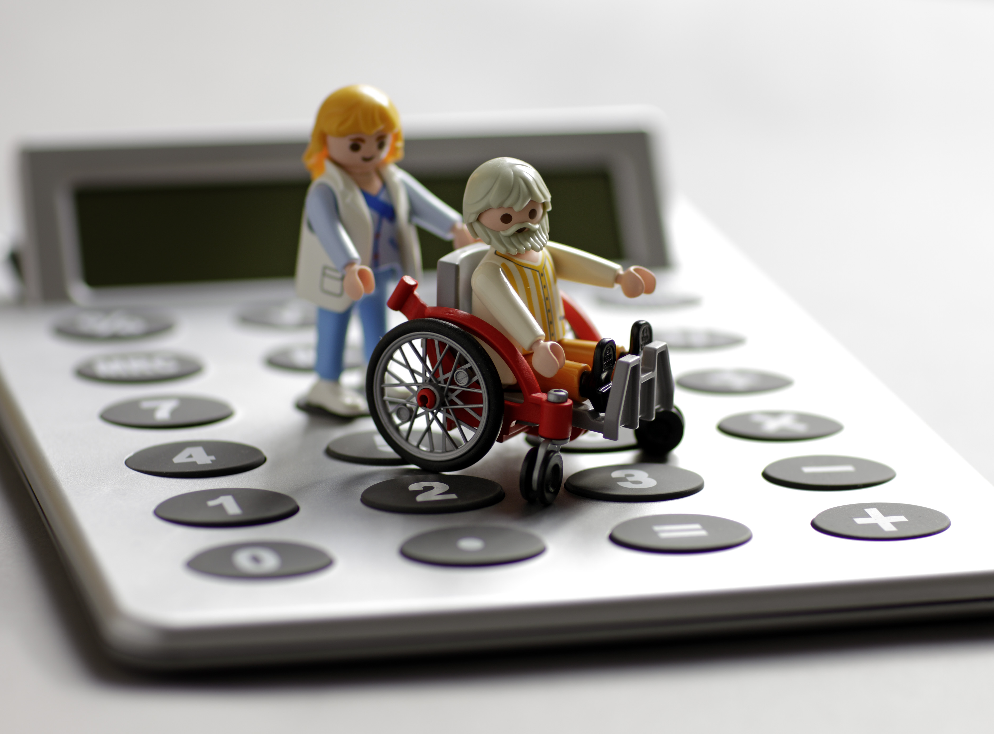 Parität heißt, dass Beiträge zur gesetzlichen Krankenversicherung zur Hälfte von Arbeitgeber und Arbeitnehmer getragen werden.