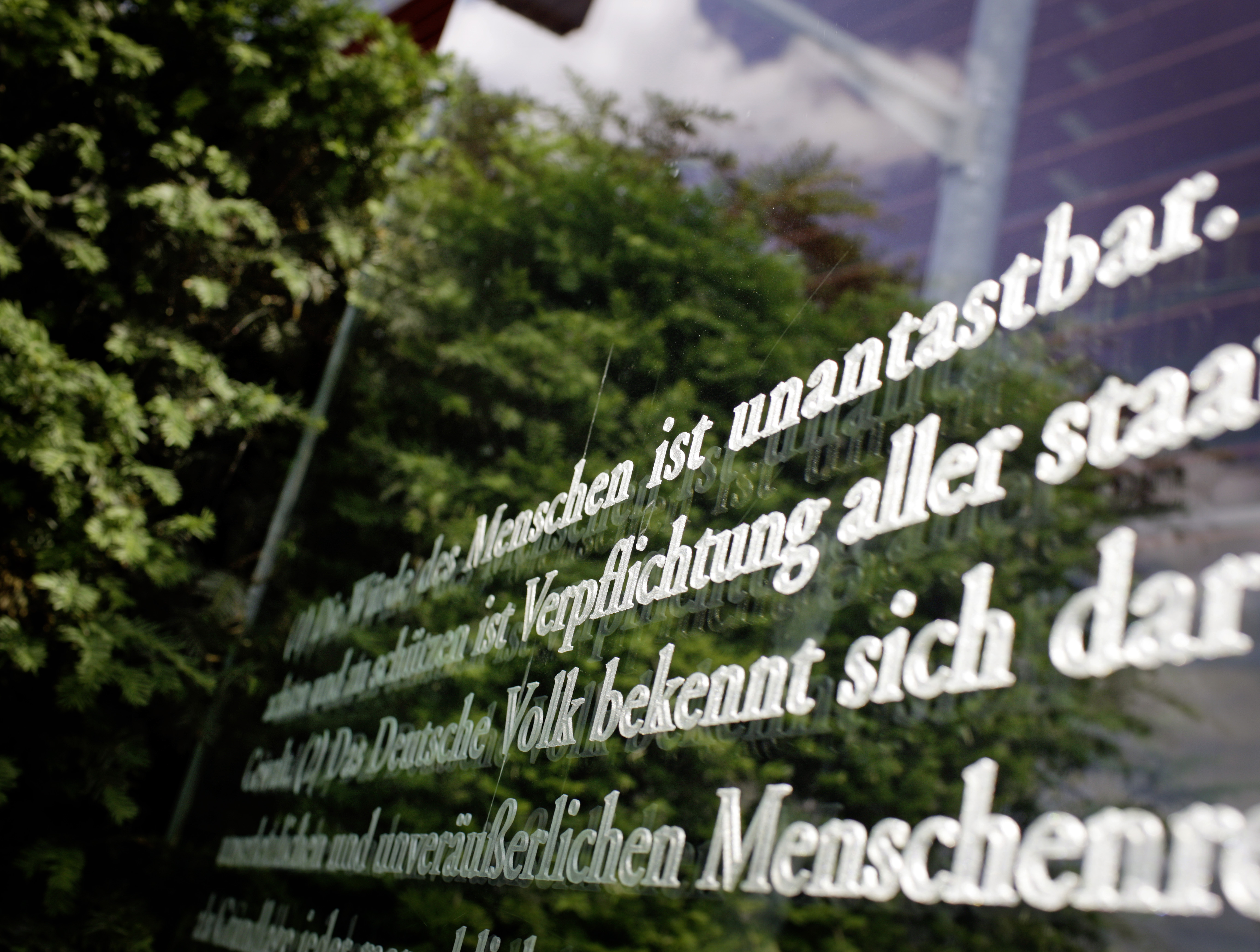 Die Würde des Menschen ist unantastbar: Die Stärke der Demokratie ist, dass sie die Rechte der Minderheiten achtet.