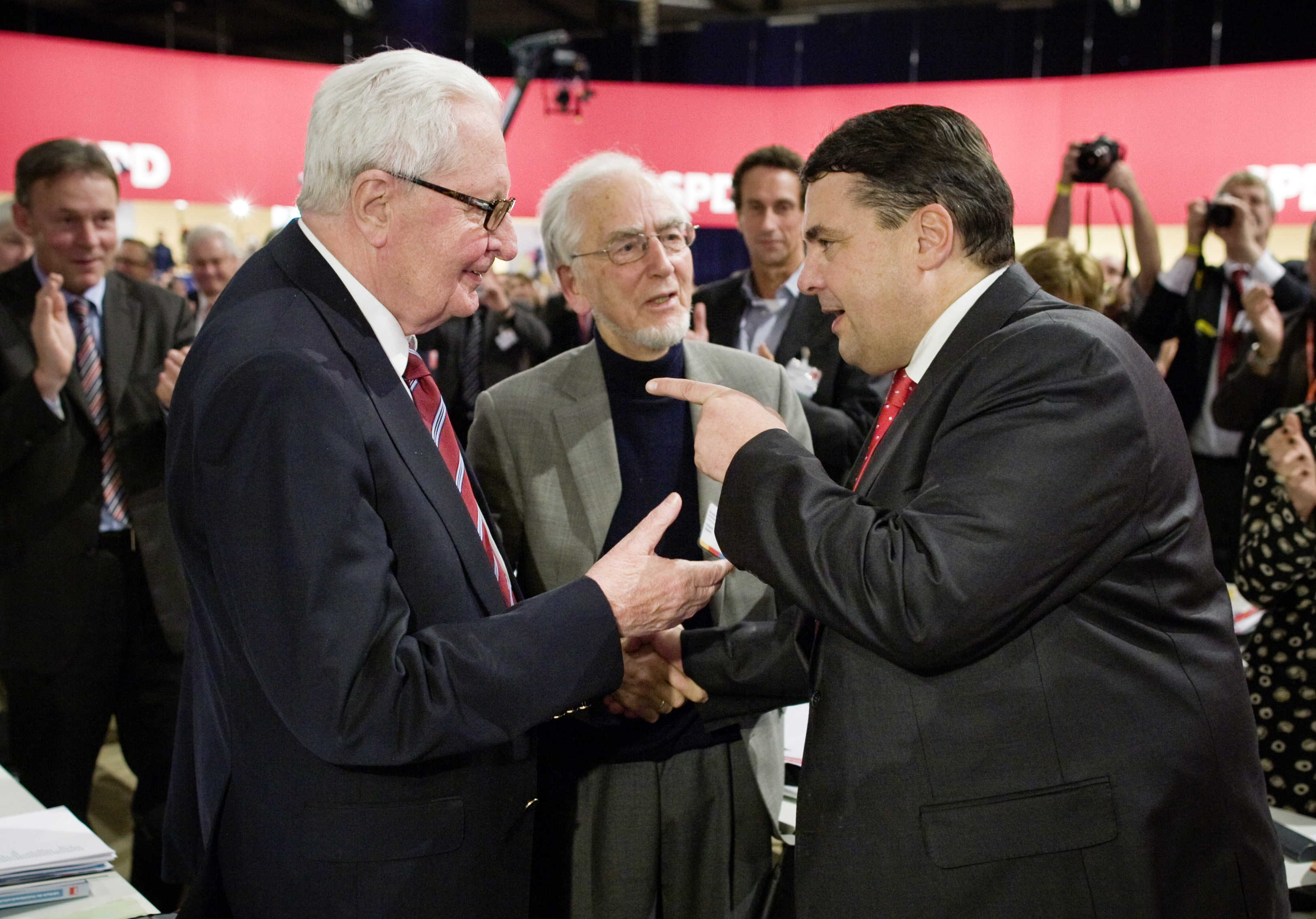 Gehören zu den Erstunterzeichnern des Abrüstungsaufrufs: Hans-Jochen Vogel, Erhard Eppler und Sigmar Gabriel (v.l.), hier auf dem SPD-Bundesparteitag 2009