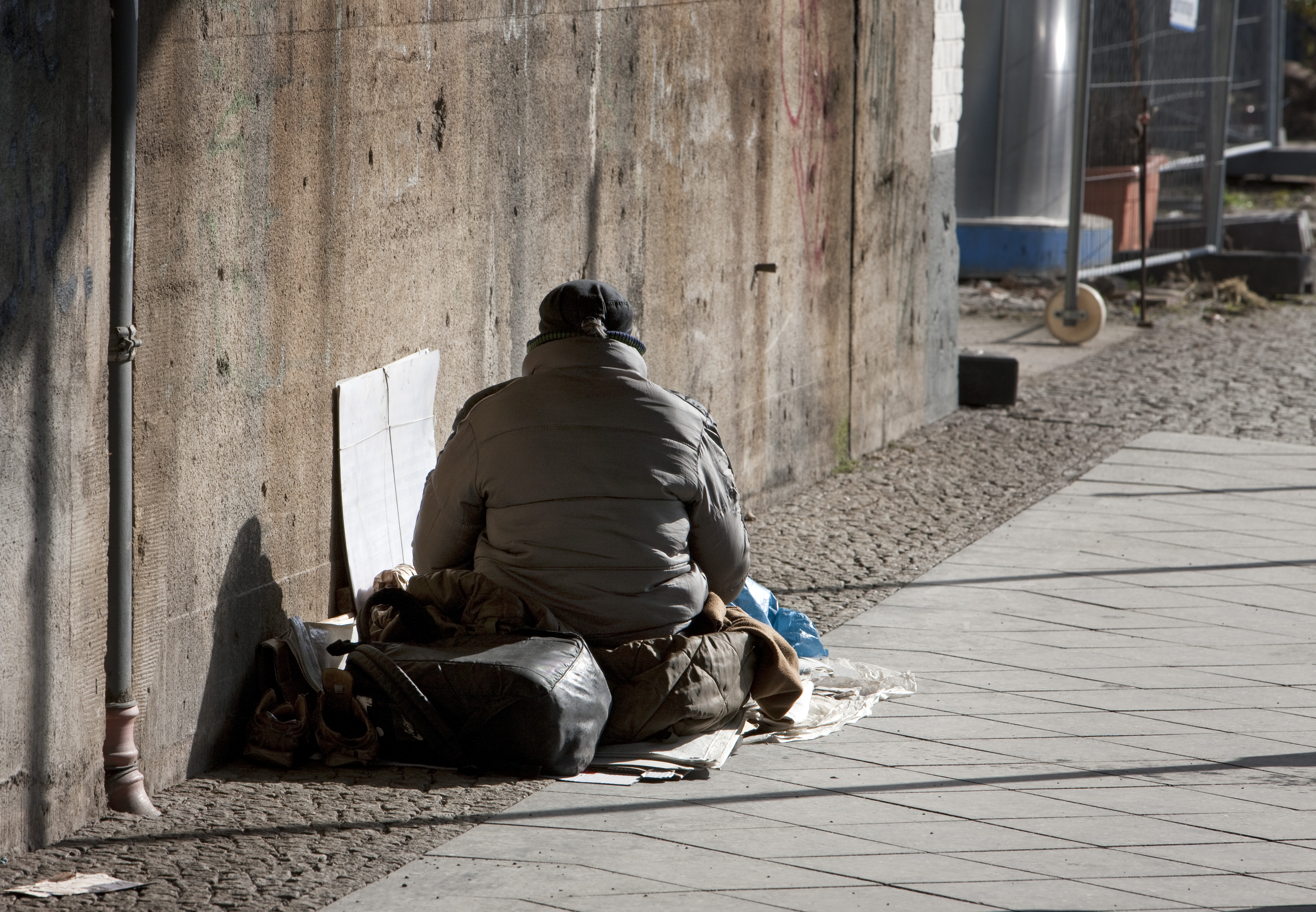 Ohne Dach über dem Kopf: Rund 52.000 Menschen leben in Deutschland auf der Straße – und das ist laut Wohnungslosenhilfe nur „die Spitze des Eisbergs“.