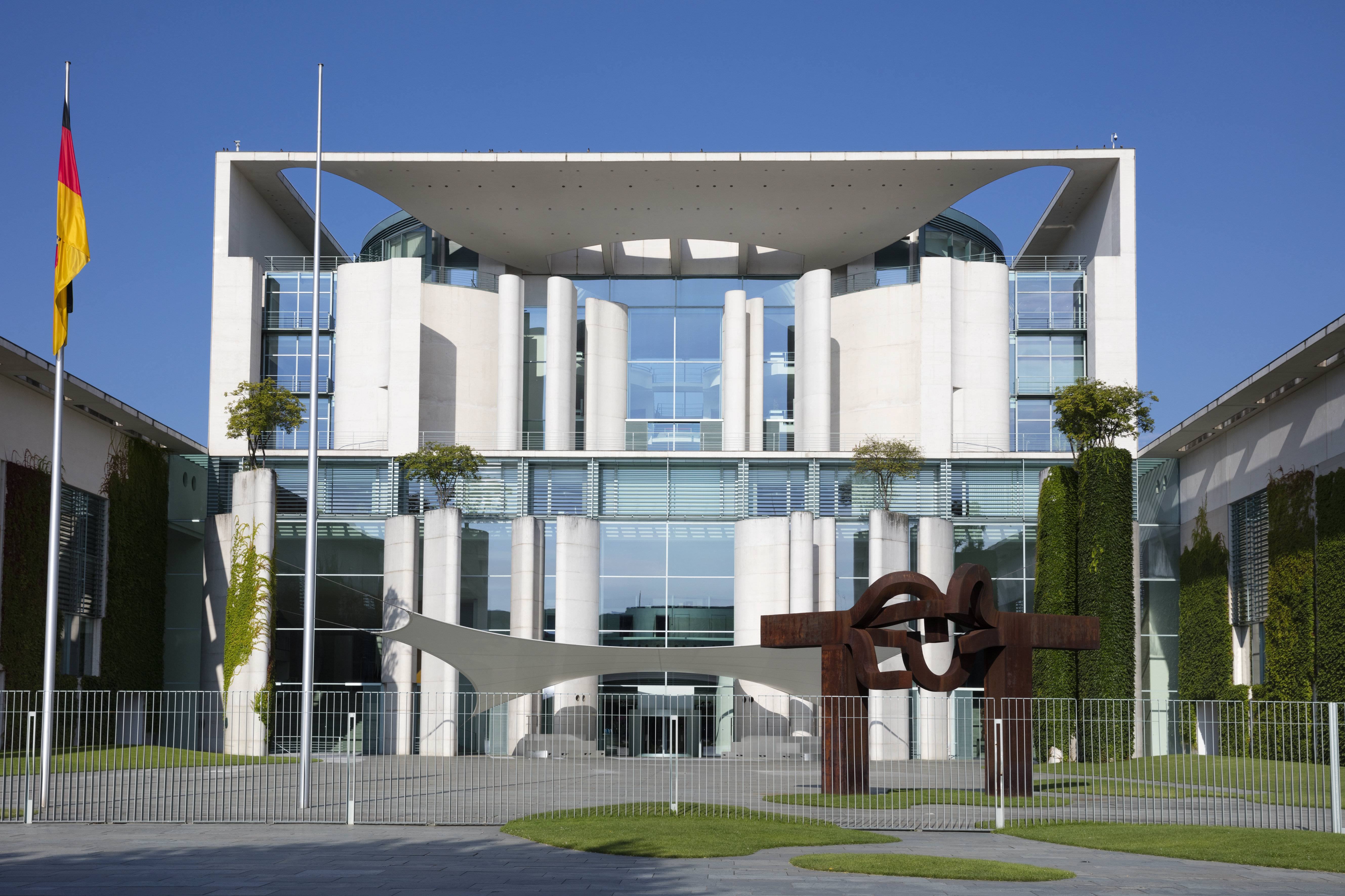 Bundeskanzleramt in Berlin: Kanzlerin Merkel holte die Zuständigkeit für die Flüchtlingspolitik in ihr Amt.