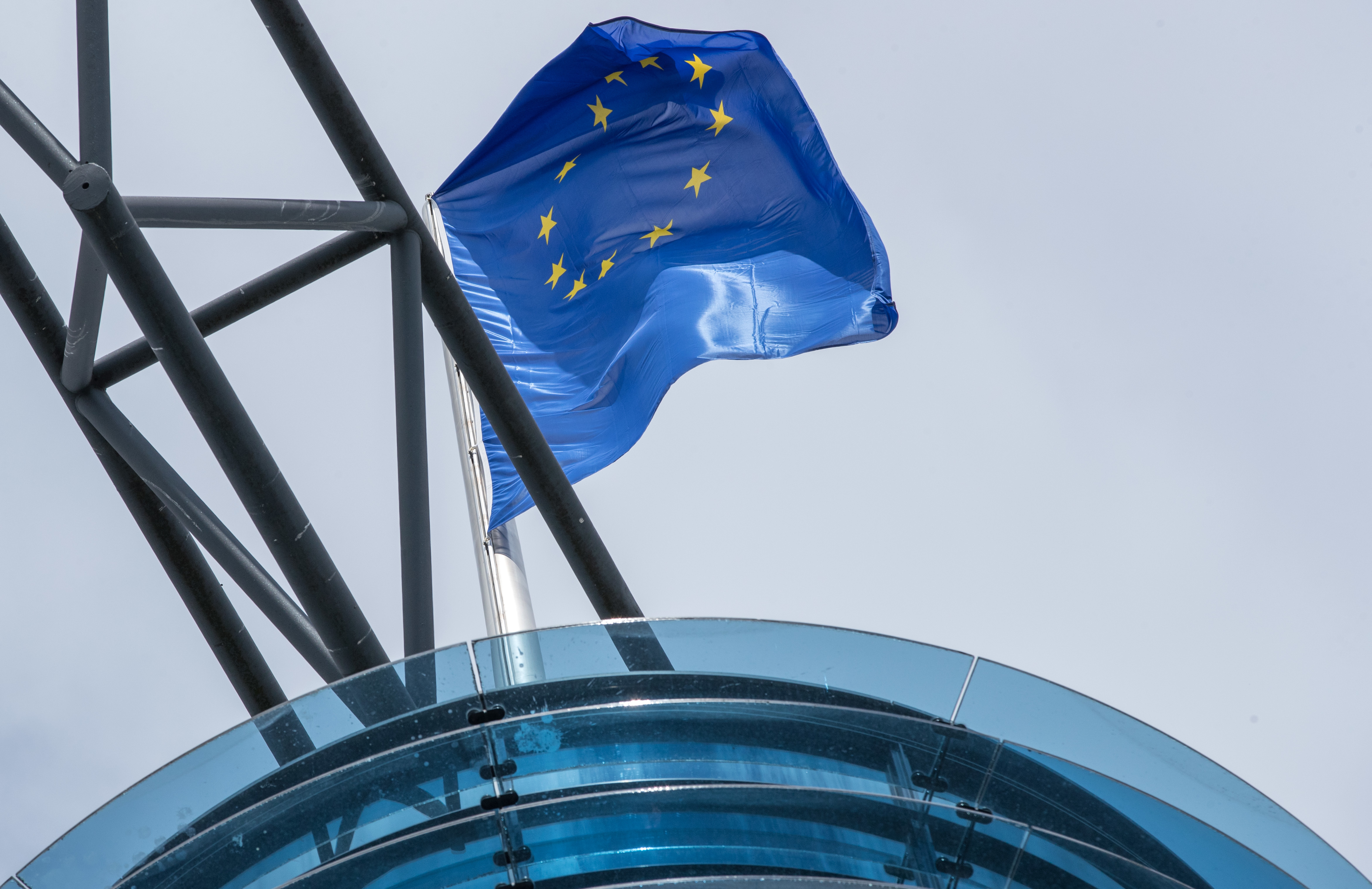 Klares Zeichen für europäische Lösungen in der Asylpolitik: Die SPD lässt am Willy-Brandt-Haus in Berlin die Europafahne wehen statt der roten Parteifahne.