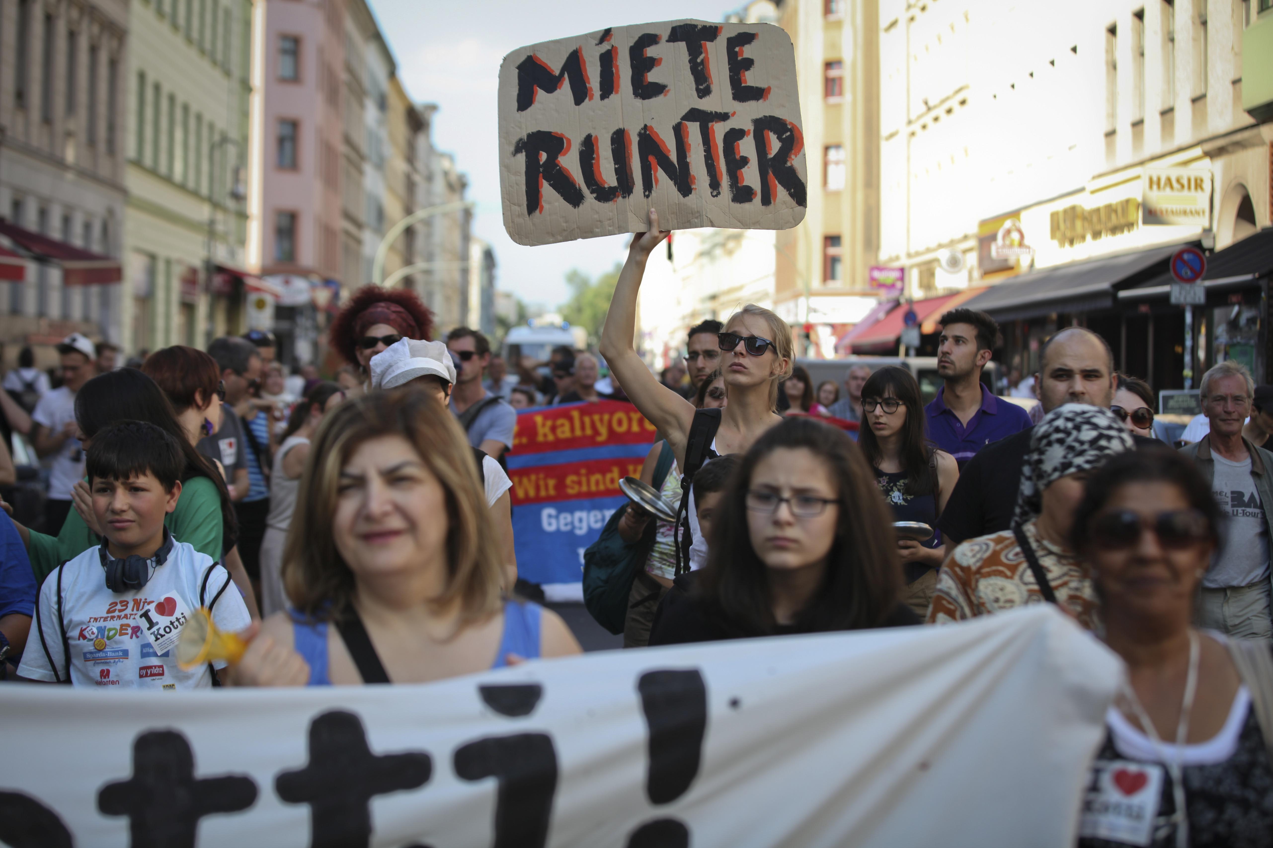 Protest: In Berlin demonstrieren hunderte Menschen gegen steigende Mieten.