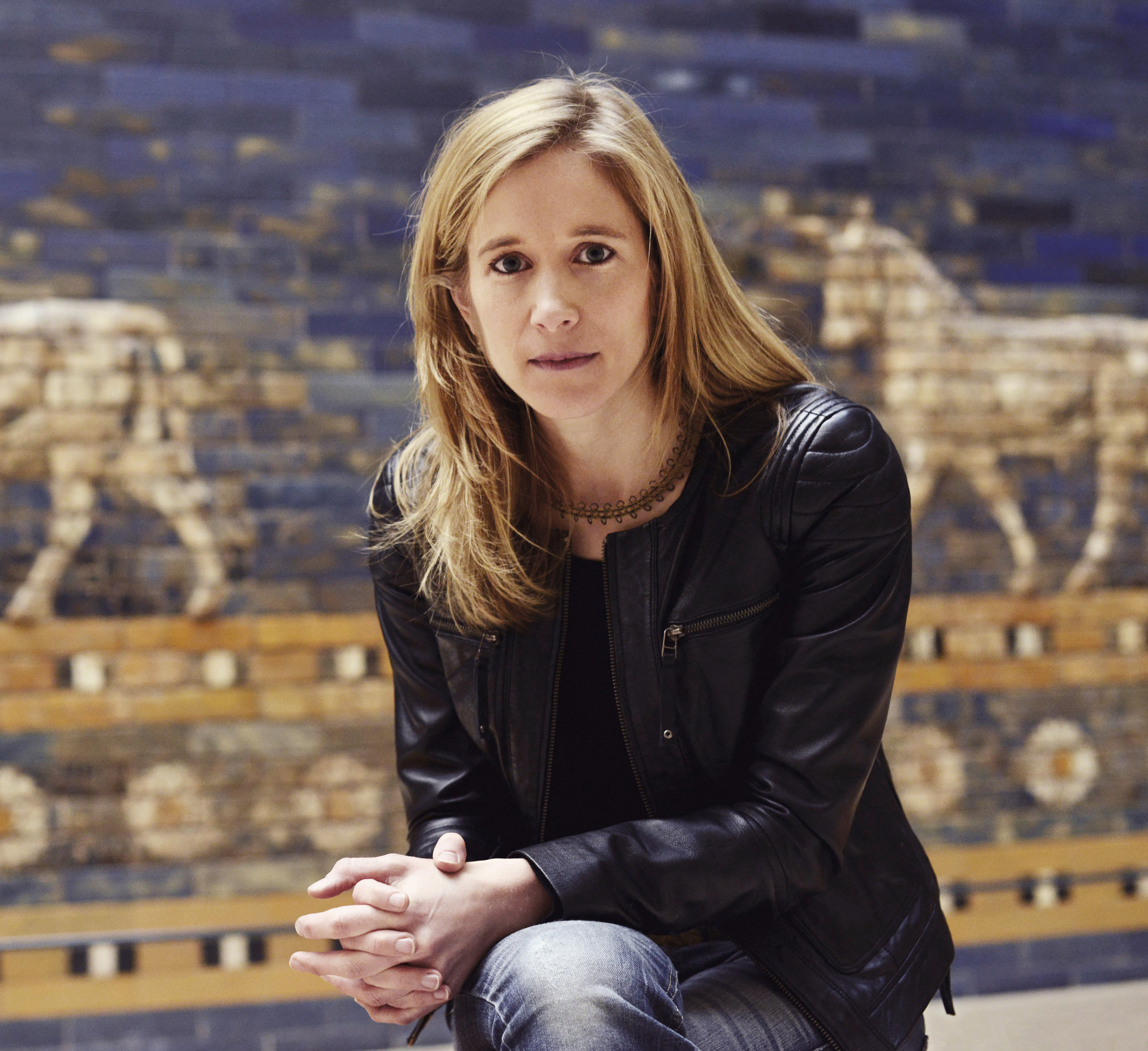Hannah Dübgen ist Schriftstellerin