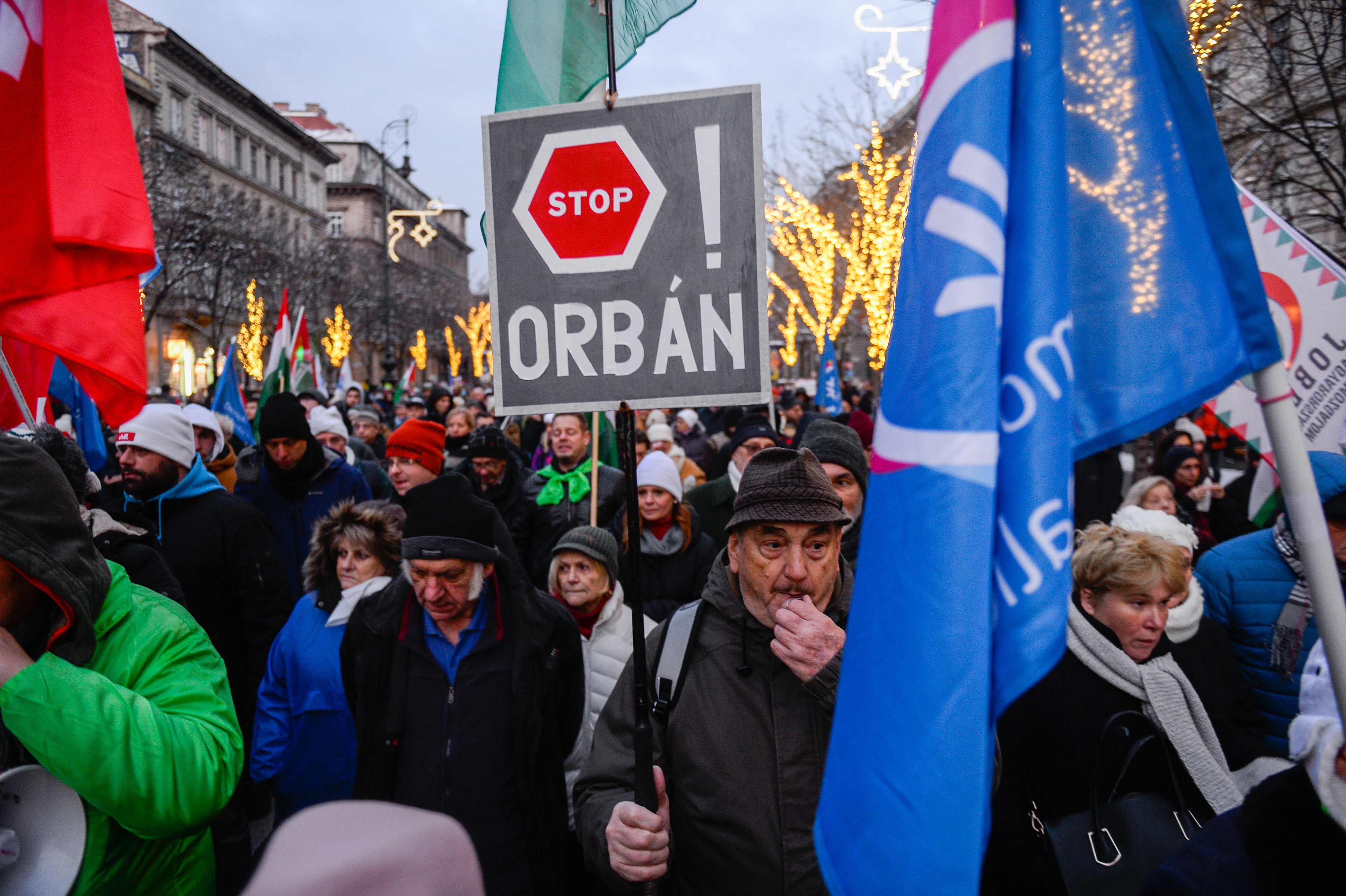 Menschen protestieren in Ungarn