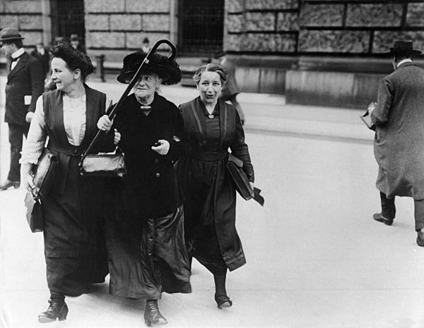 Kämpferisch für die Frauenrechte: Die Reichstagsabgeordneten Clara Zetkin (mitte), Lore Agnes (links) und Mathilde Wurm (rechts) im Jahr 1920 