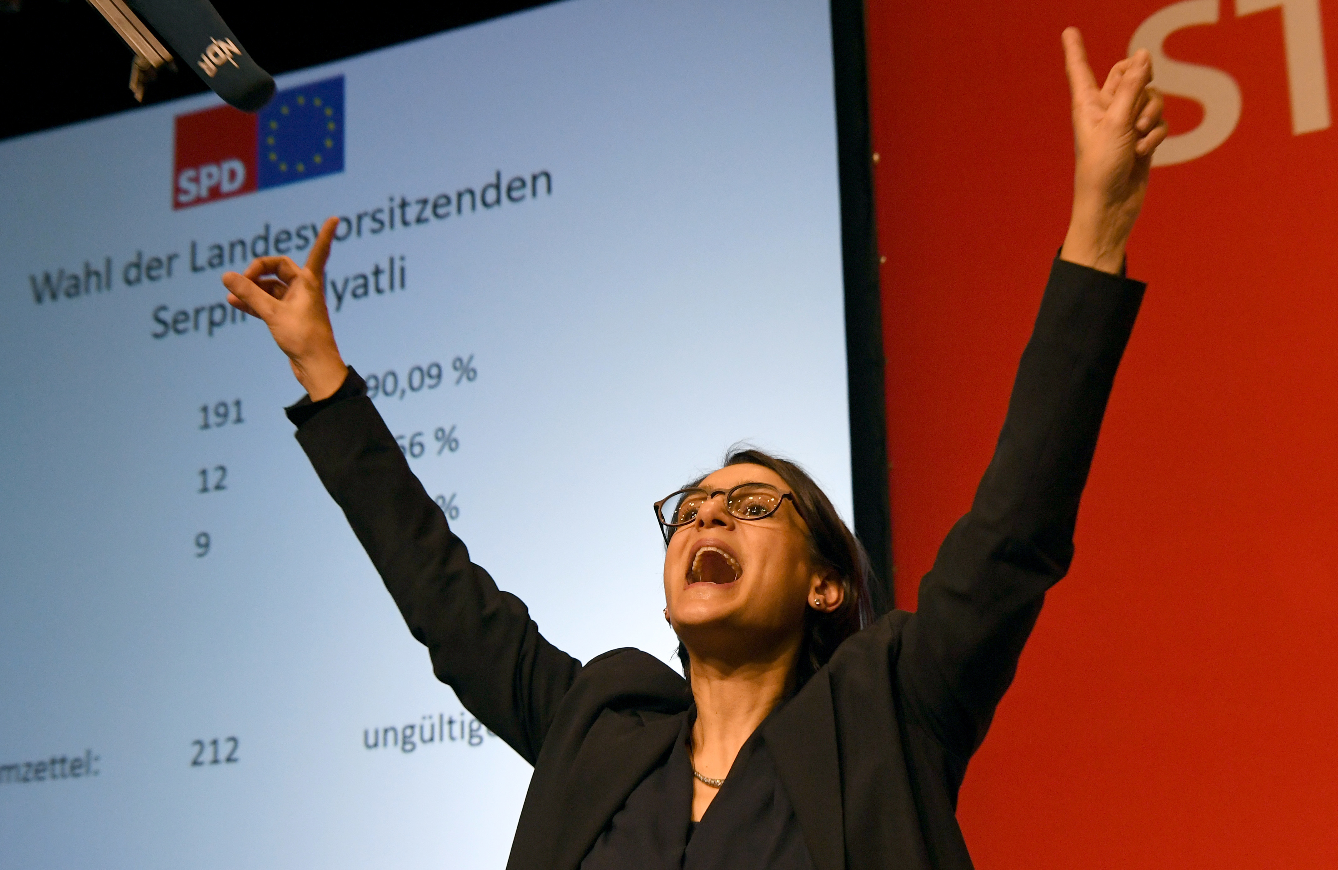 Großer Jubel bei Serpil Midyatli, nachdem sie mit 90,1 Prozent zur neuen Landesvorsitzenden der SPD Schleswig-Holstein gewählt worden ist