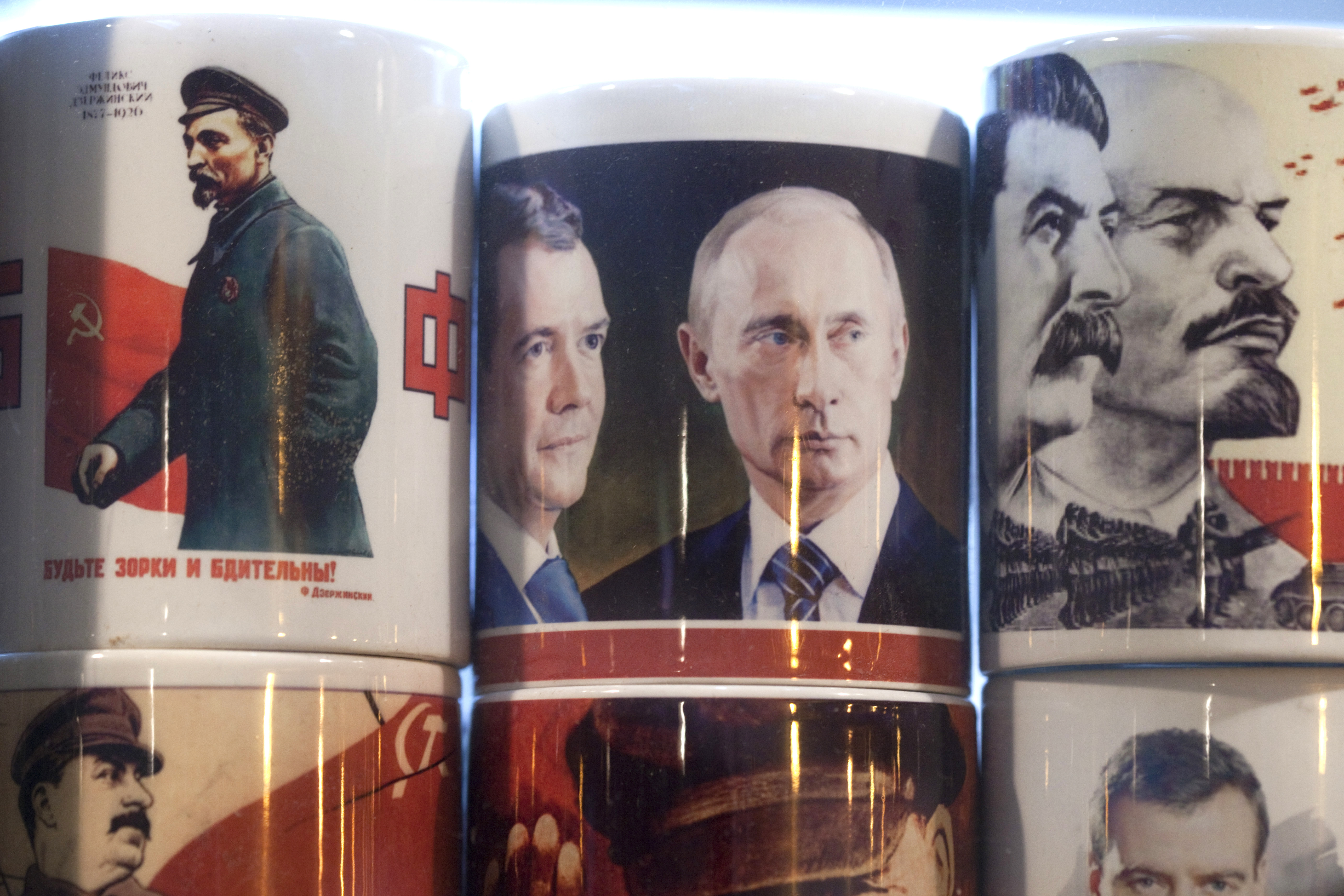 Heldenverehrung: Teetassen in Moskau mit den Porträts von Medwedew und Putin (M.) sowie von Stalin und Lenin (l.)