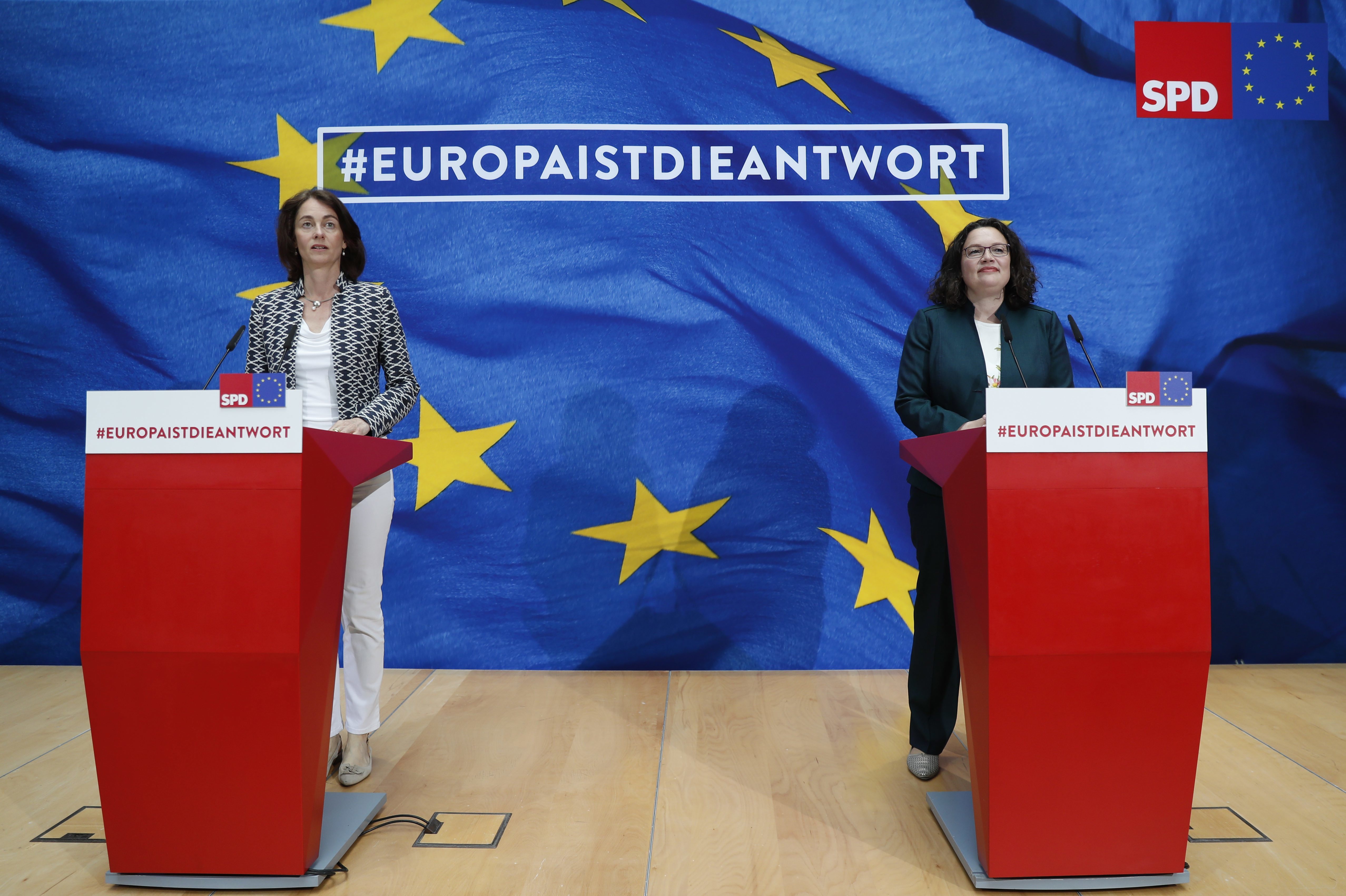 Die SPD-Spitzenkandidatin Katarina Barley und die Partei- und Fraktionsvorsitzende Andrea Nahles zeigen sich enttäuscht über das Abschneiden der Partei bei der Europawahl.