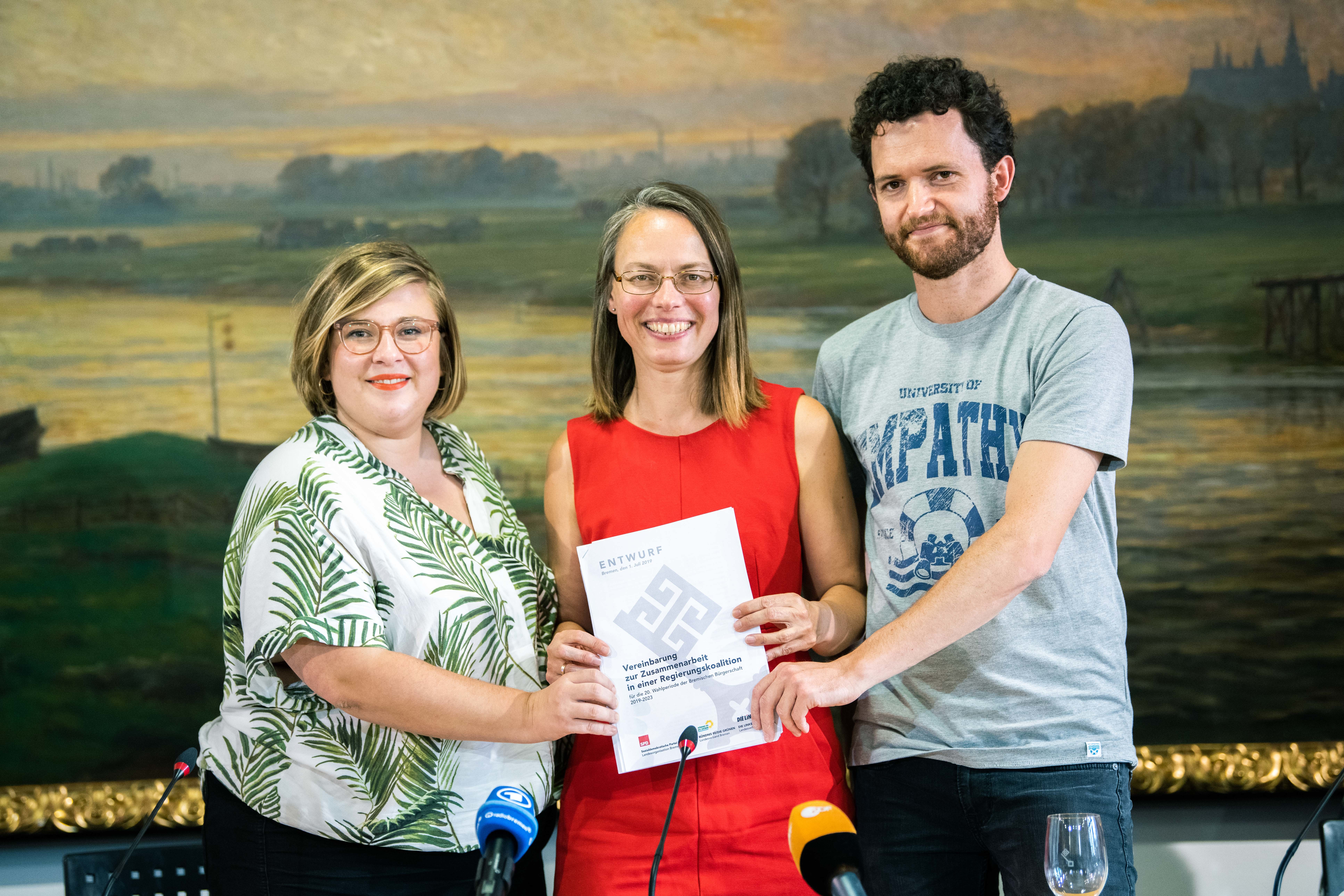 Der Vertrag steht: Alexandra Werwath, Landesvorstandssprecherin Grüne Bremen, Sascha Karolin Aulepp, Vorsitzende der Bremer SPD, und Felix Pithan, Landessprecher der Bremer Linken haben das erste rot-grün-rote Bündnis in einem westdeutschen Bundesland gezimmert.