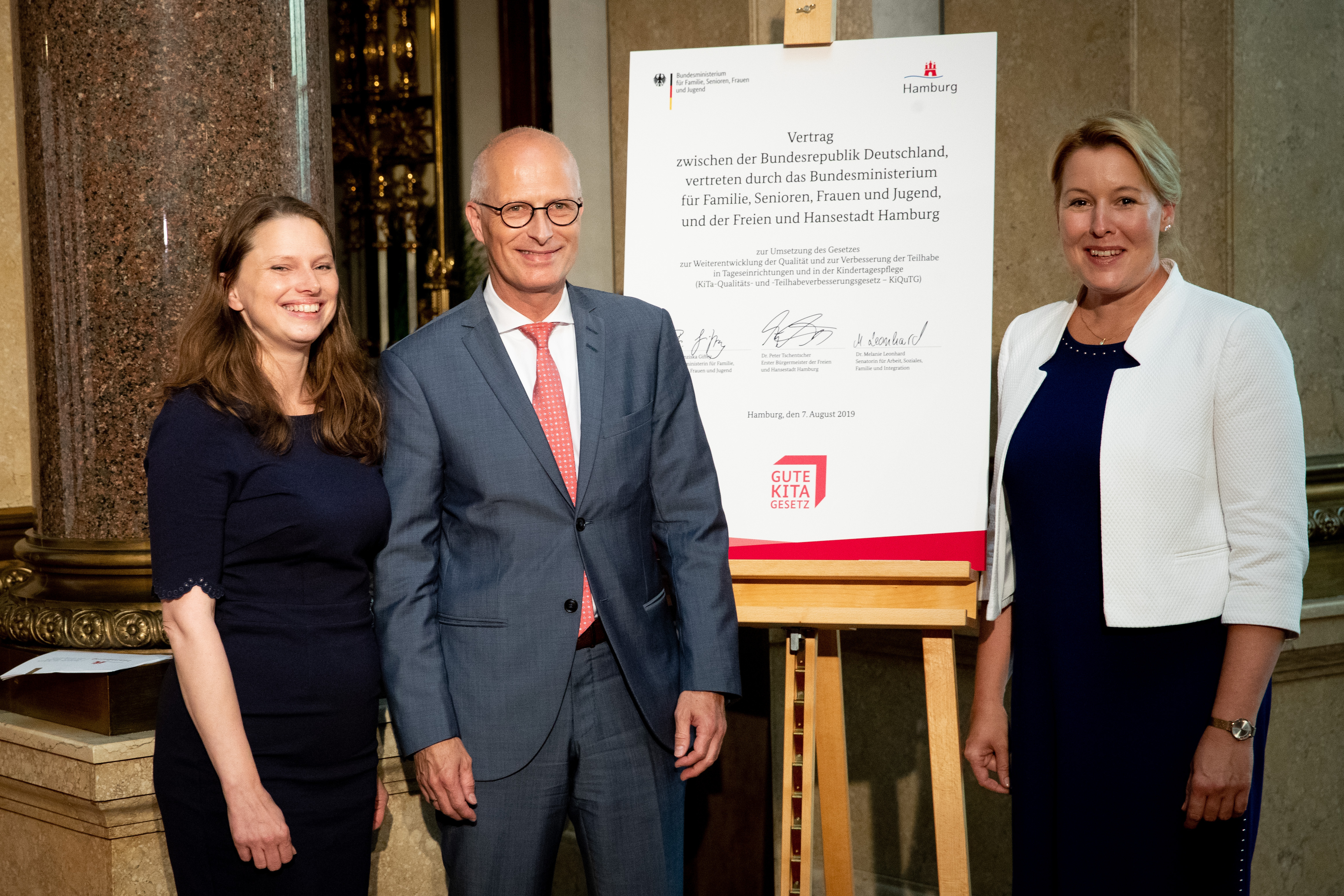 Bundesfamilienministerin Franziska Giffey, Hamburgs Erster Bürgermeister Dr. Peter Tschentschner und Familiensenatorin Melanie Leonhard nach Vertragsunterzeichnung zur Umsetzung des Gute-Kita-Gesetzes.