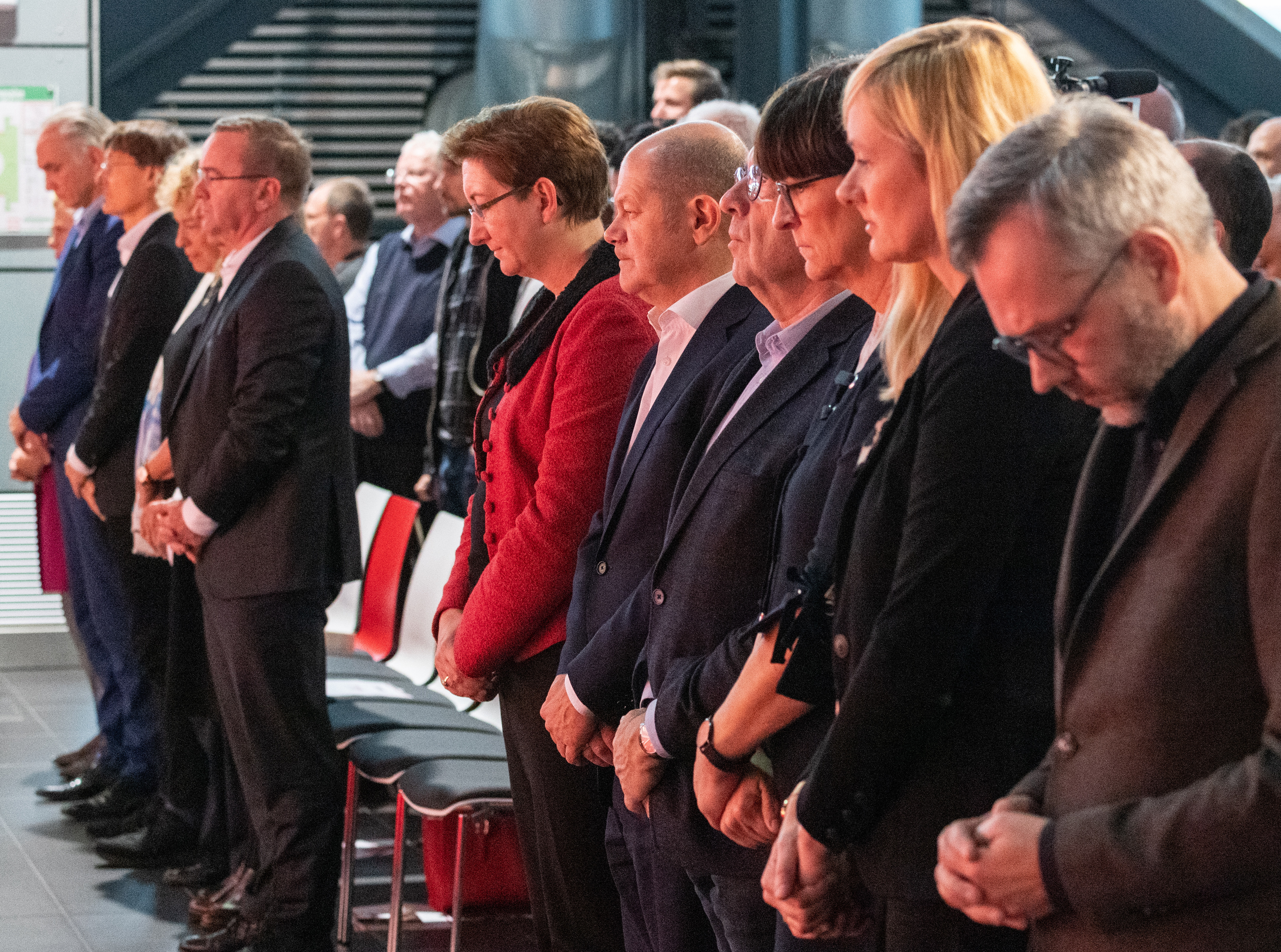 Die 13 Kandidierenden für den SPD-Parteivorsitz gedenken der Opfer des Terroranschlags von Halle.