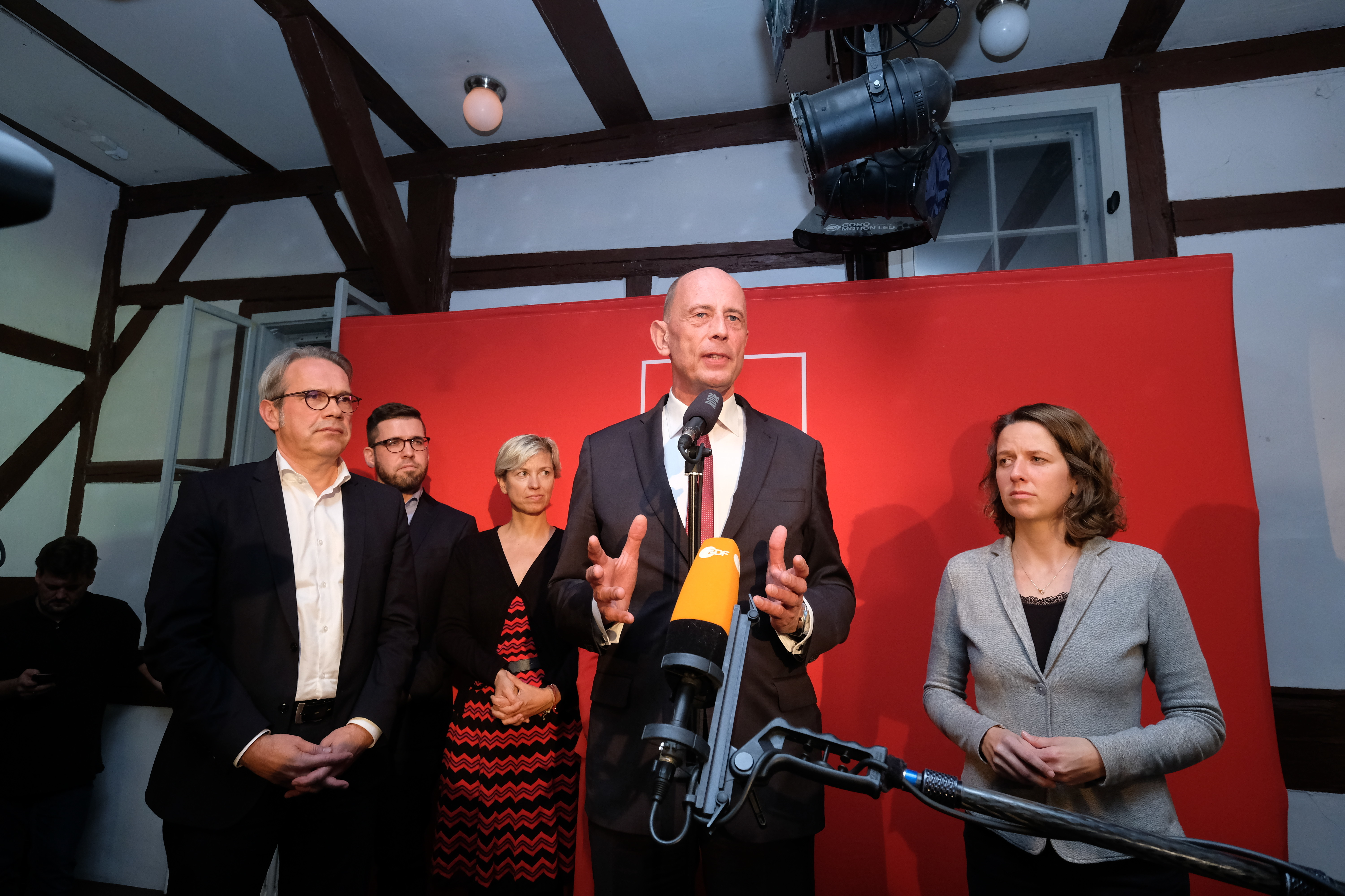 Enttäuschung in Erfurt: Die SPD mit Spitzenkandidat Wolfgang Tiefensee holte bei der Landtagswahl ihr schlechtestes Ergebnis in der Geschichte Thüringens.