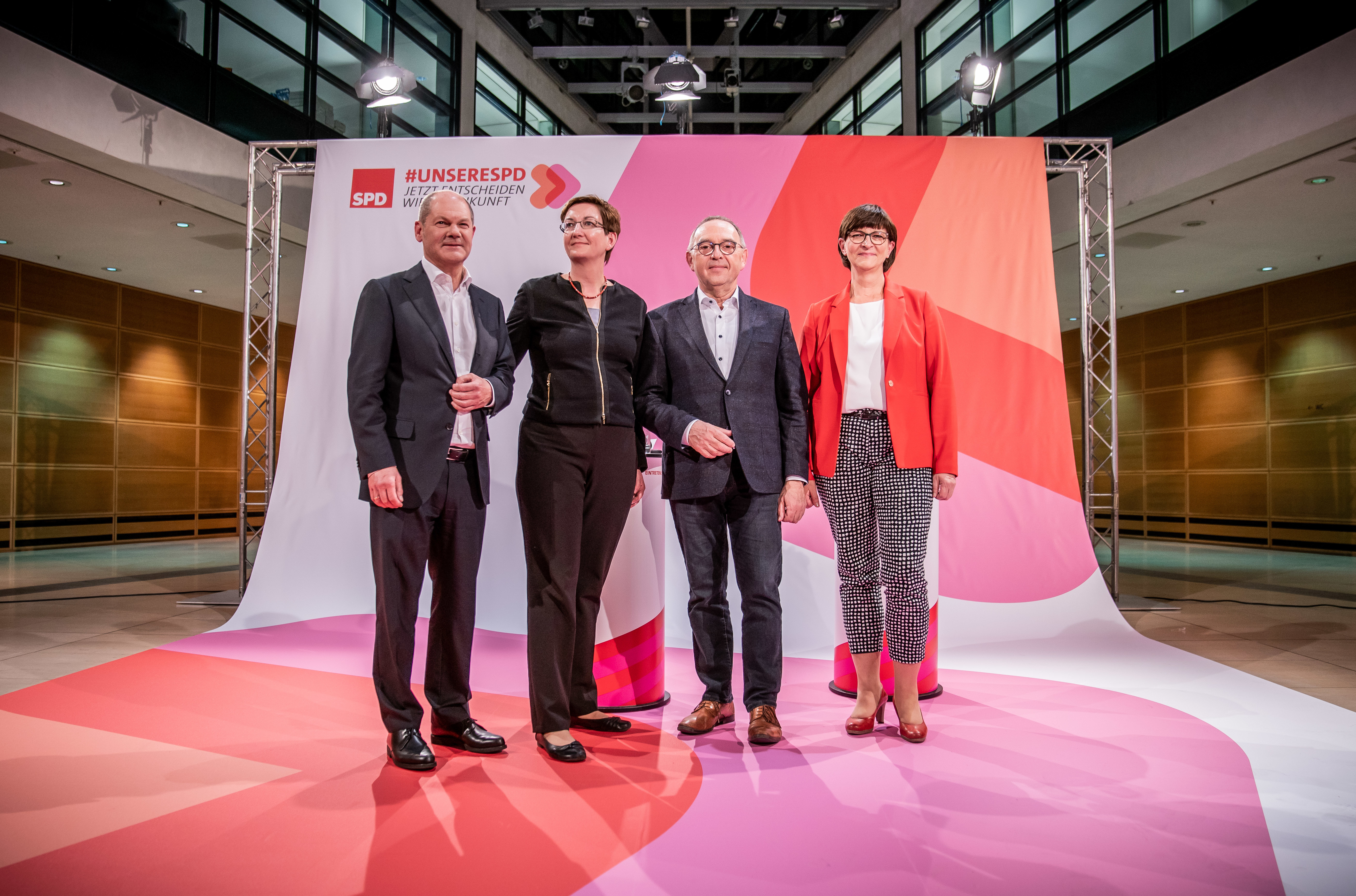 Lieferten sich im Willy-Brandt-Haus eine hitzige Debatte für die Mitgliederbefragung der SPD: Olaf Scholz(von links), Klara Geywitz, Norbert Walter-Borjans und Saskia Esken.