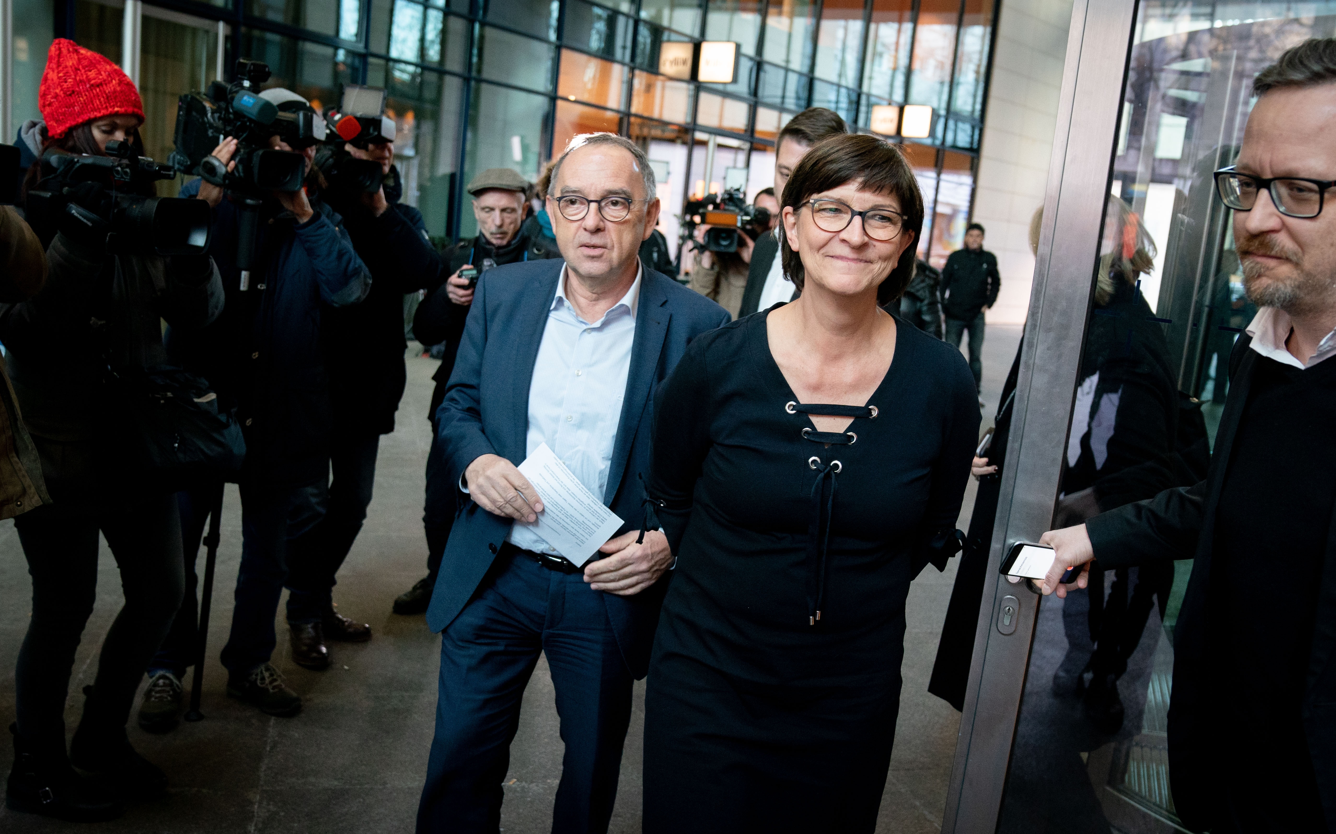 Die designierten Parteivorsitzenden Saskia Esken und Norbert Walter-Borjans am Donnerstag vor dem Willy-Brandt-Haus.