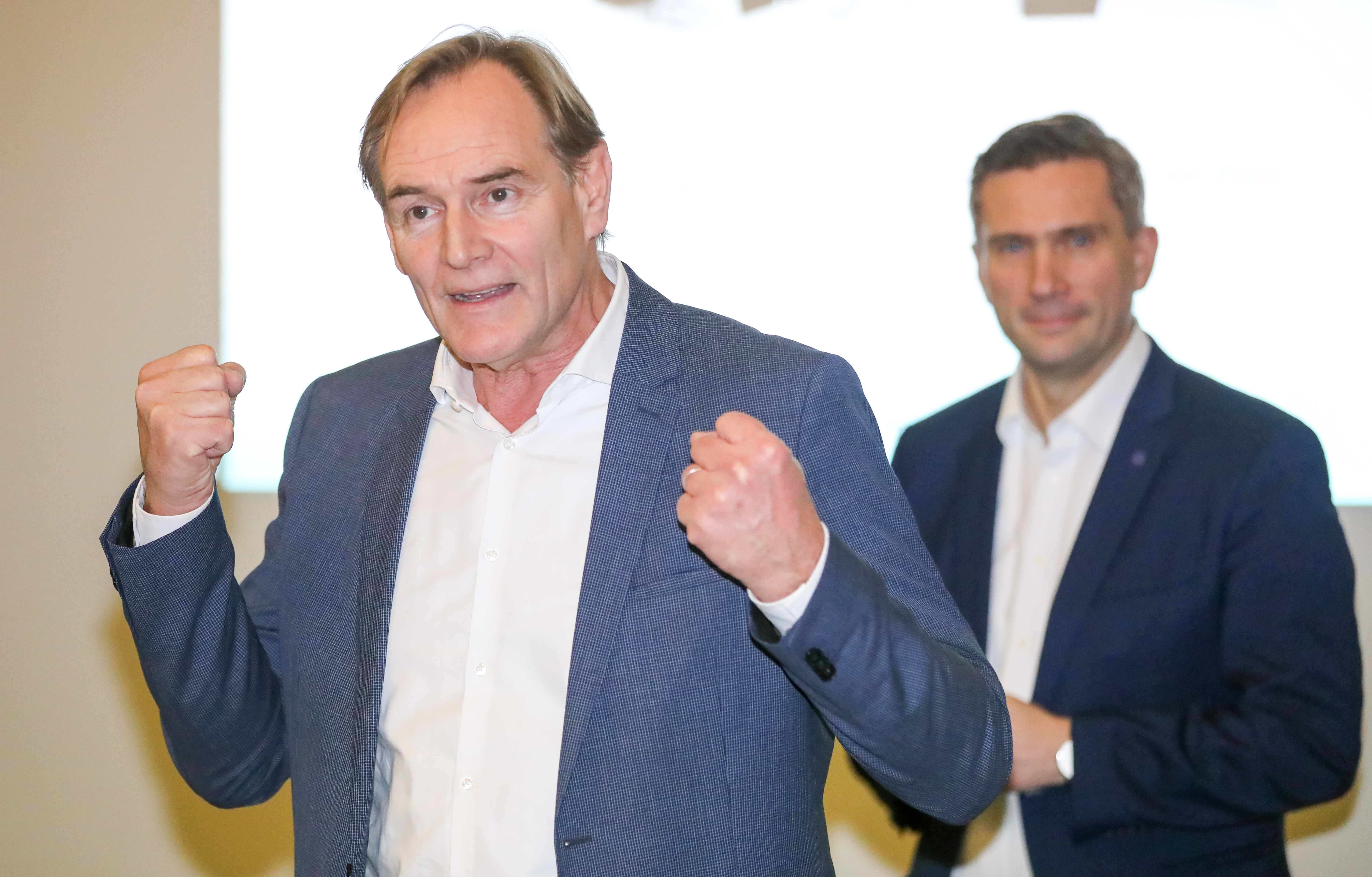Mit breiter Unterstützung im zweiten Wahlgang: Grüne, Linke und die PARTEI haben ihre Kandidatinnen zugunsten von SPD-Amtsinhaber Burkhard Jung zurückgezogen.