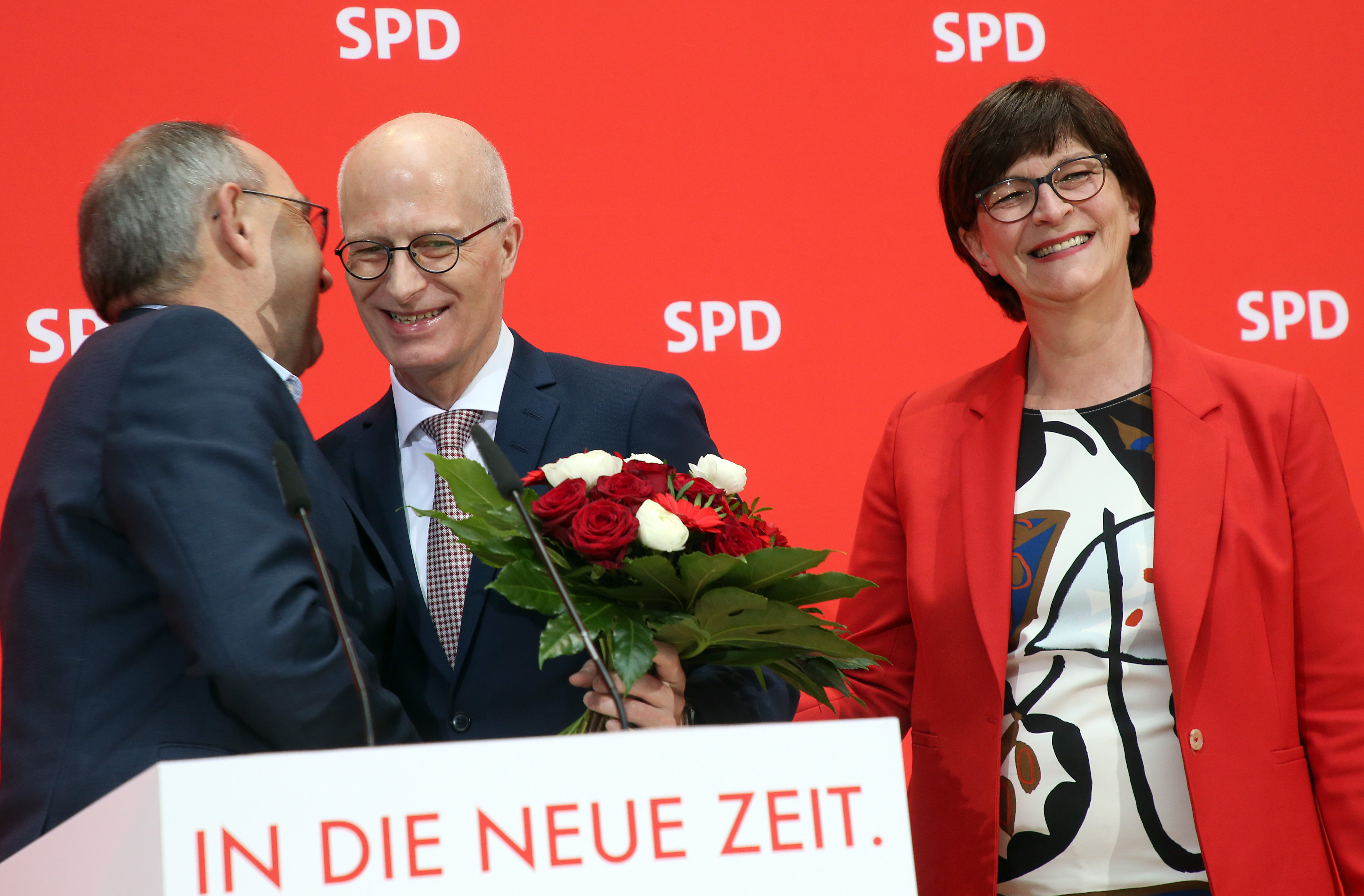 Jubel in Berlin nach Wahlerfolg in Hamburg: Die Parteivorsitzenden Norbert Walter-Borjans und Saskia Esken mit Hamburgs Erstem Bürgermeister Peter Tschentescher (Mitte)