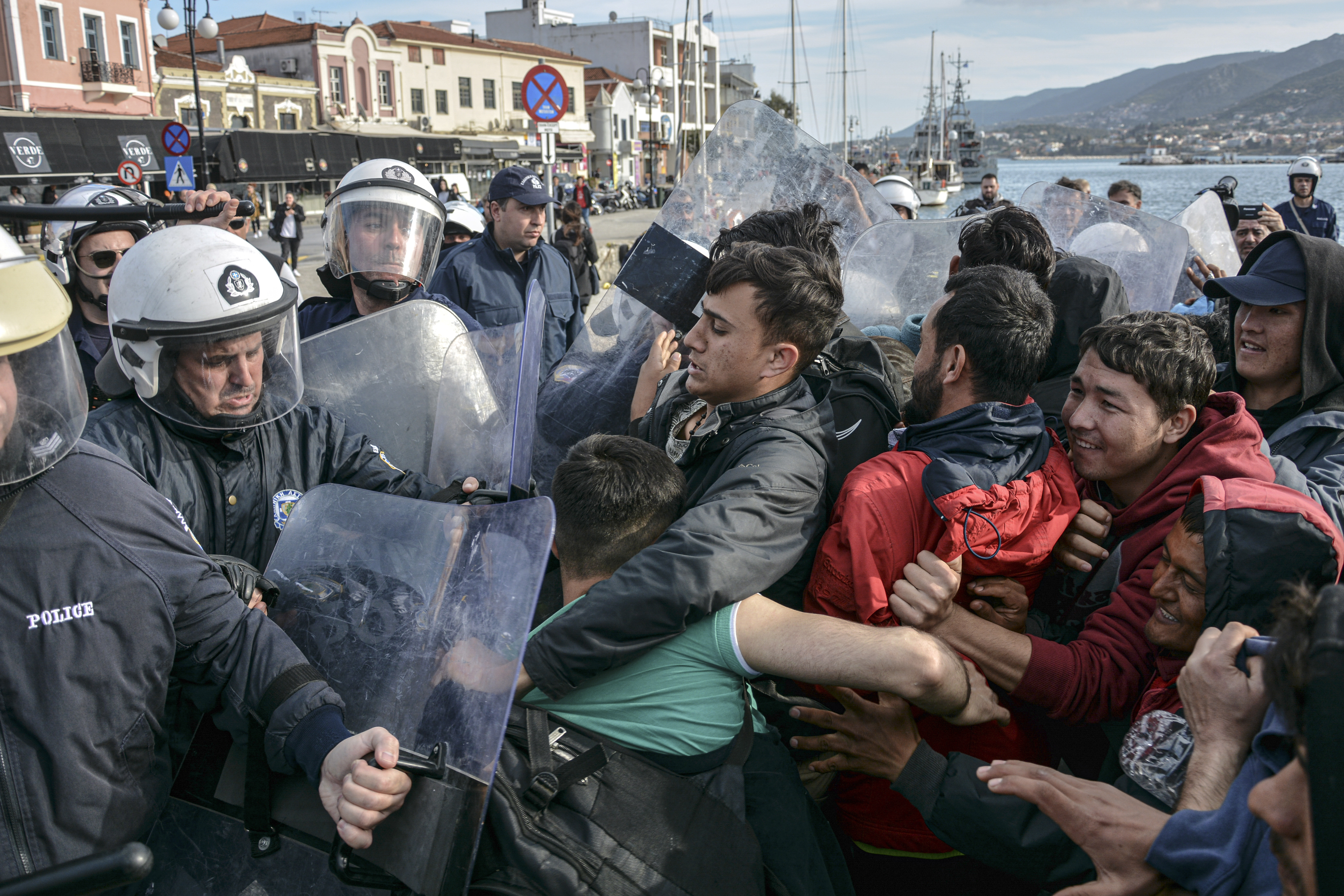 Auseinadersetzungen zwischen Polizei und Geflüchteten auf der griechischen Insel Lesbos.