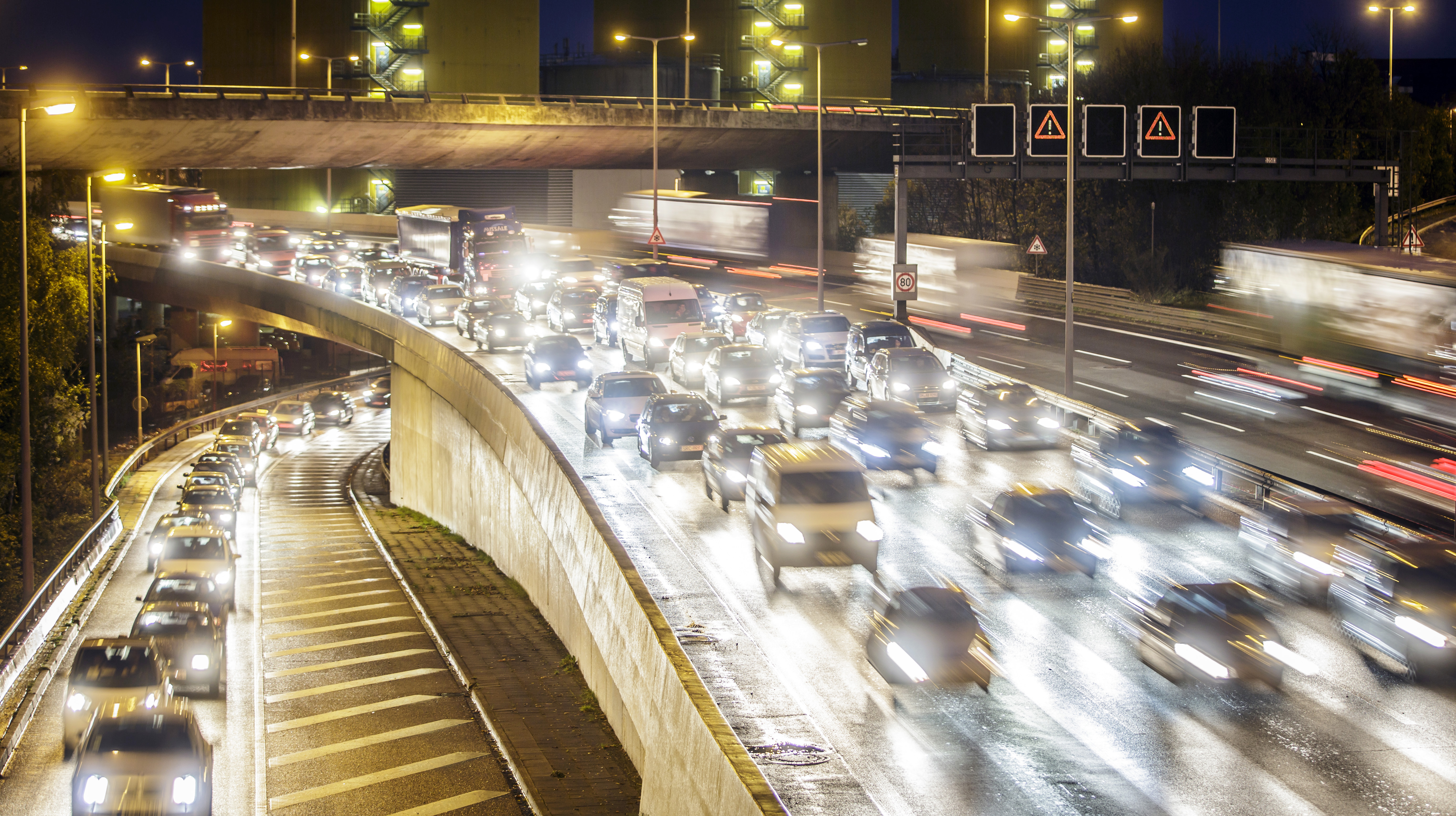 Autobahn in der Nacht