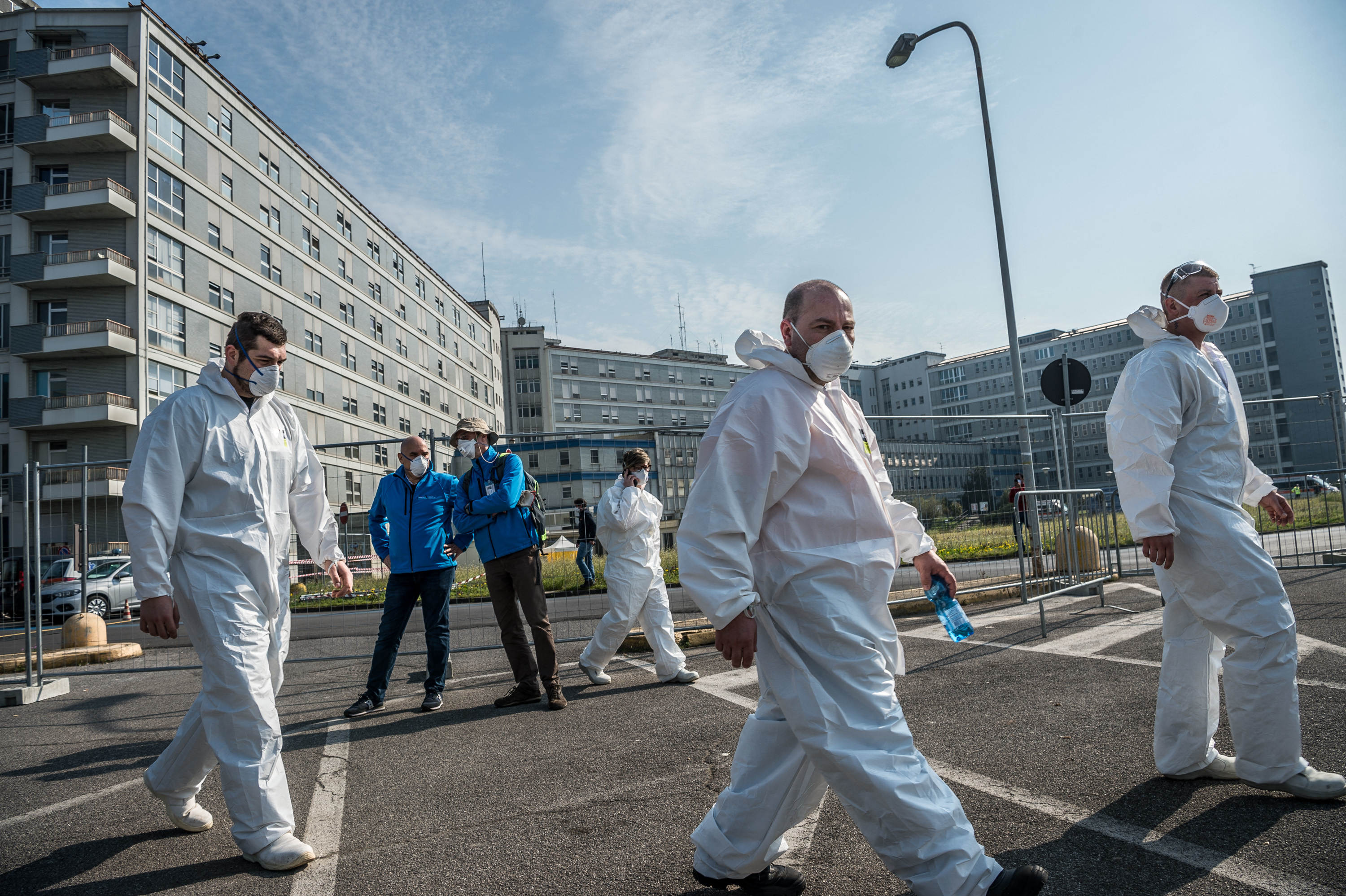 Vor dem Krankenhaus in Cremona (Italien) bauen die Samariter Zelte für die Versorgung von Corona-Patienten auf.