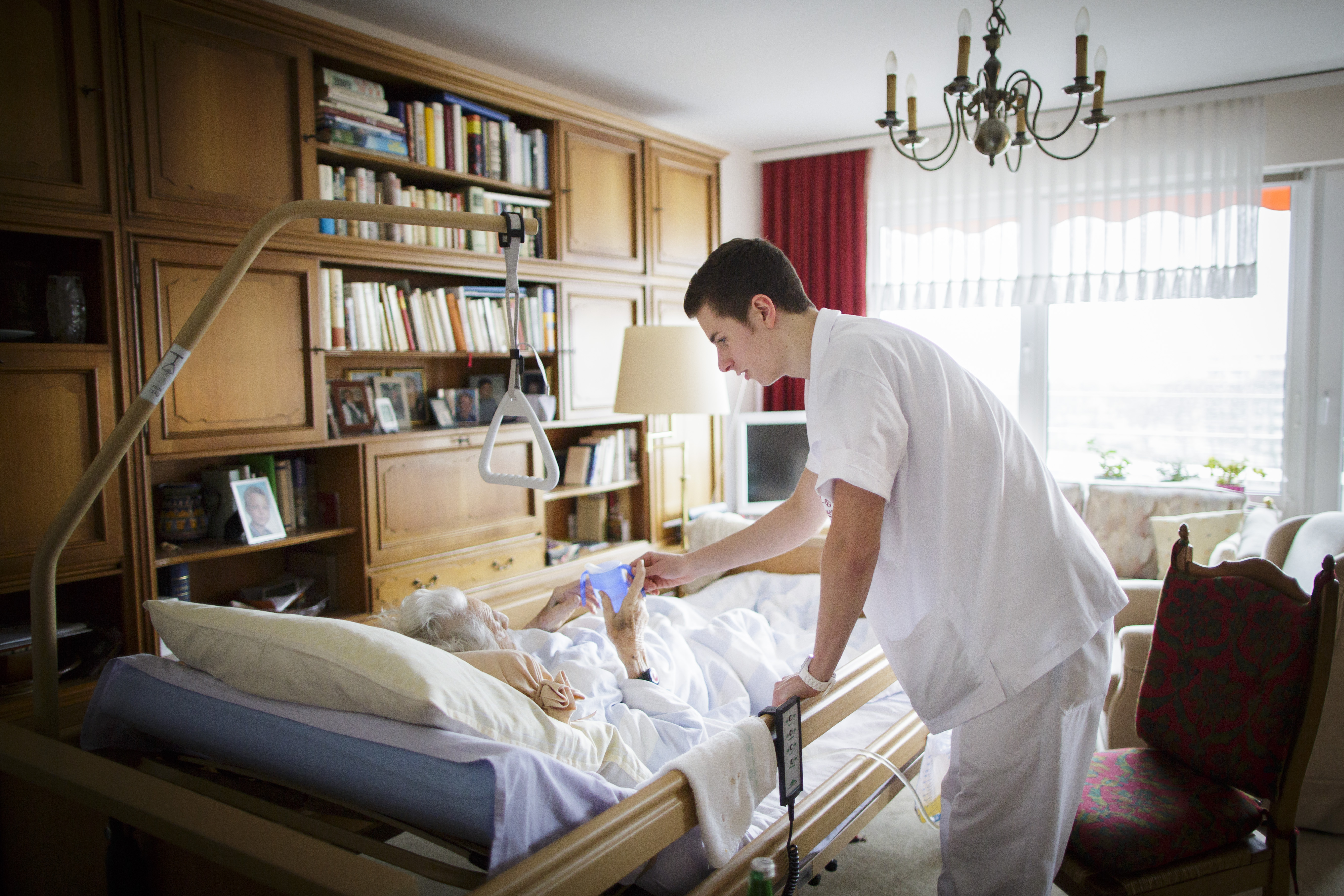 Pflegearbeit ist anstrengend: Zu wenig Personal bedeutet Stress - für die Pflegekräfte wie für die Patienten.