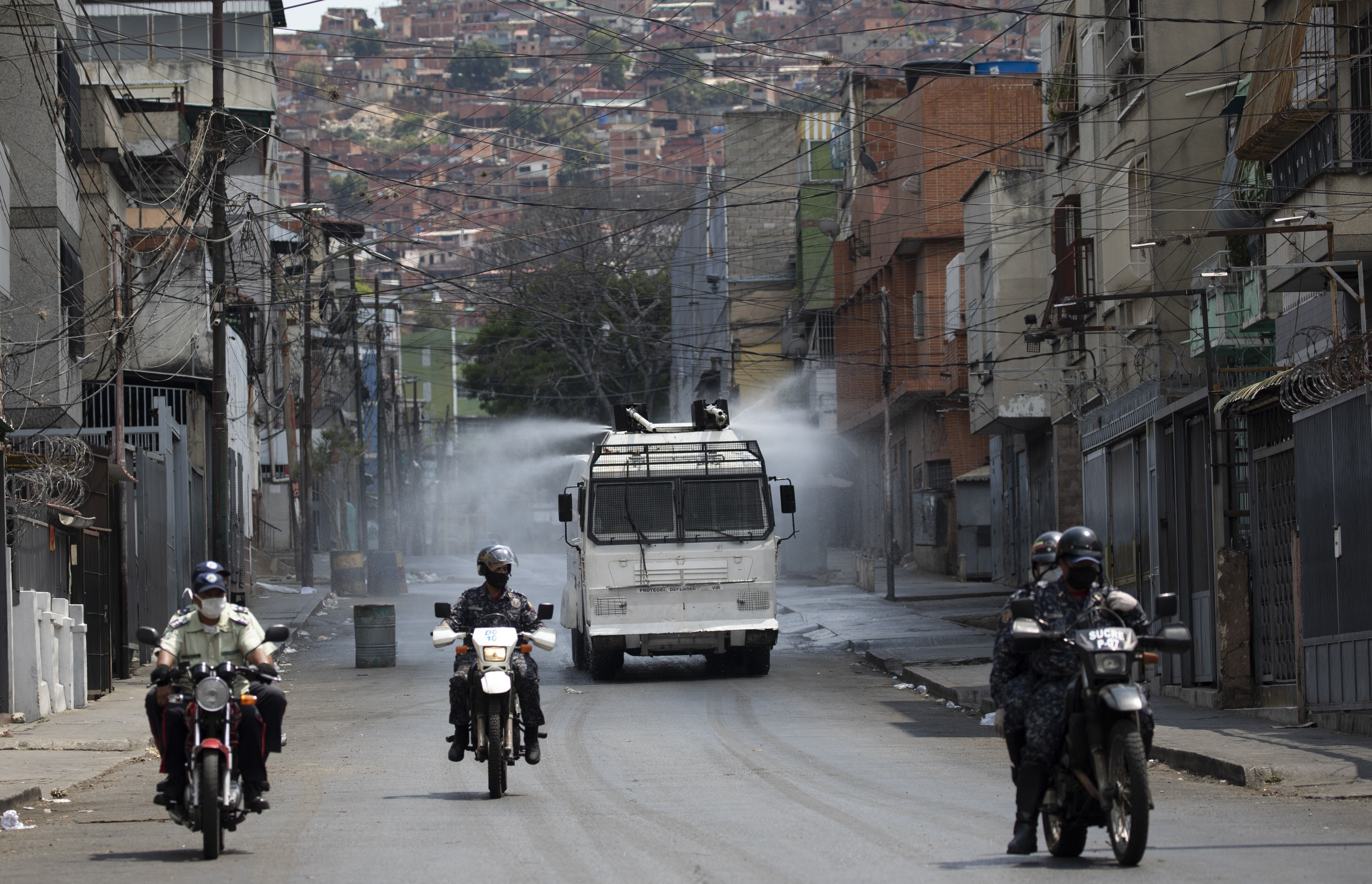 Corona-Pandemie in Venezuela: Ein Wasserwerfer desinfiziert die Straßen von Caracas.