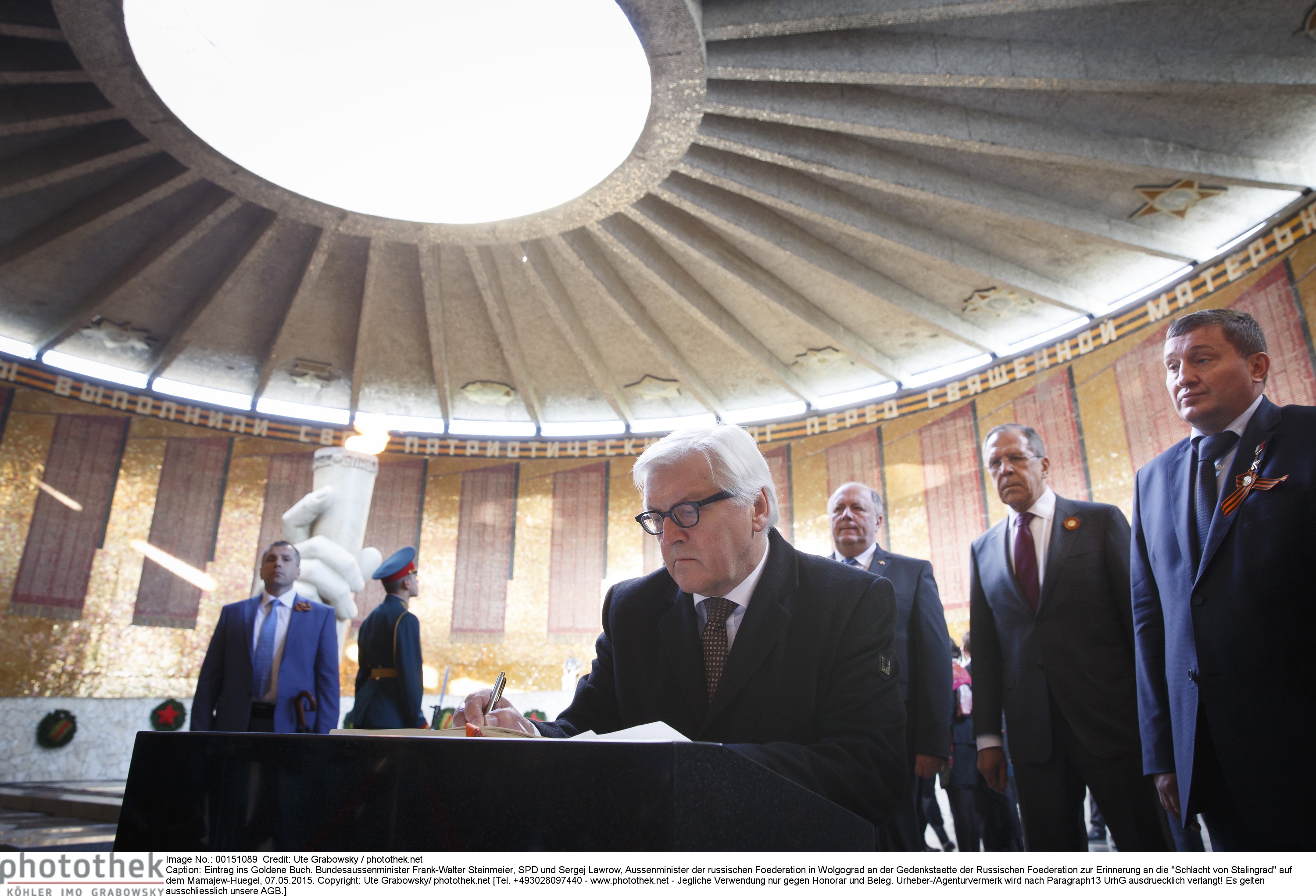 Stalingrad-Gedenkstätte: Außenminister Frank-Walter Steinmeier (l.) mit dem russischen Amtskollegen Sergej Lawrow (2.v.r.) 