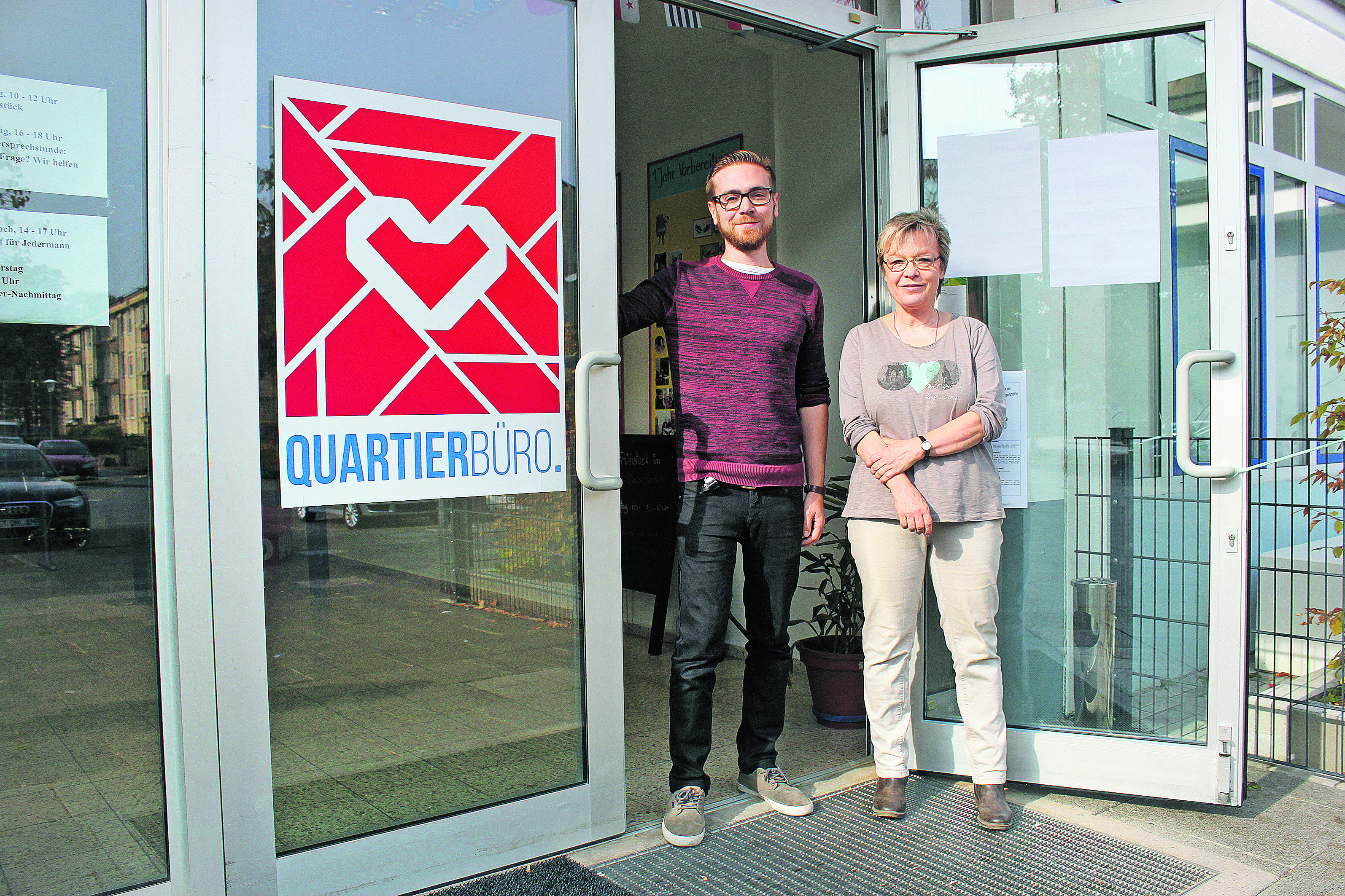 Klaus Beißel und Bärbel Keinath vor dem Quartierbüro