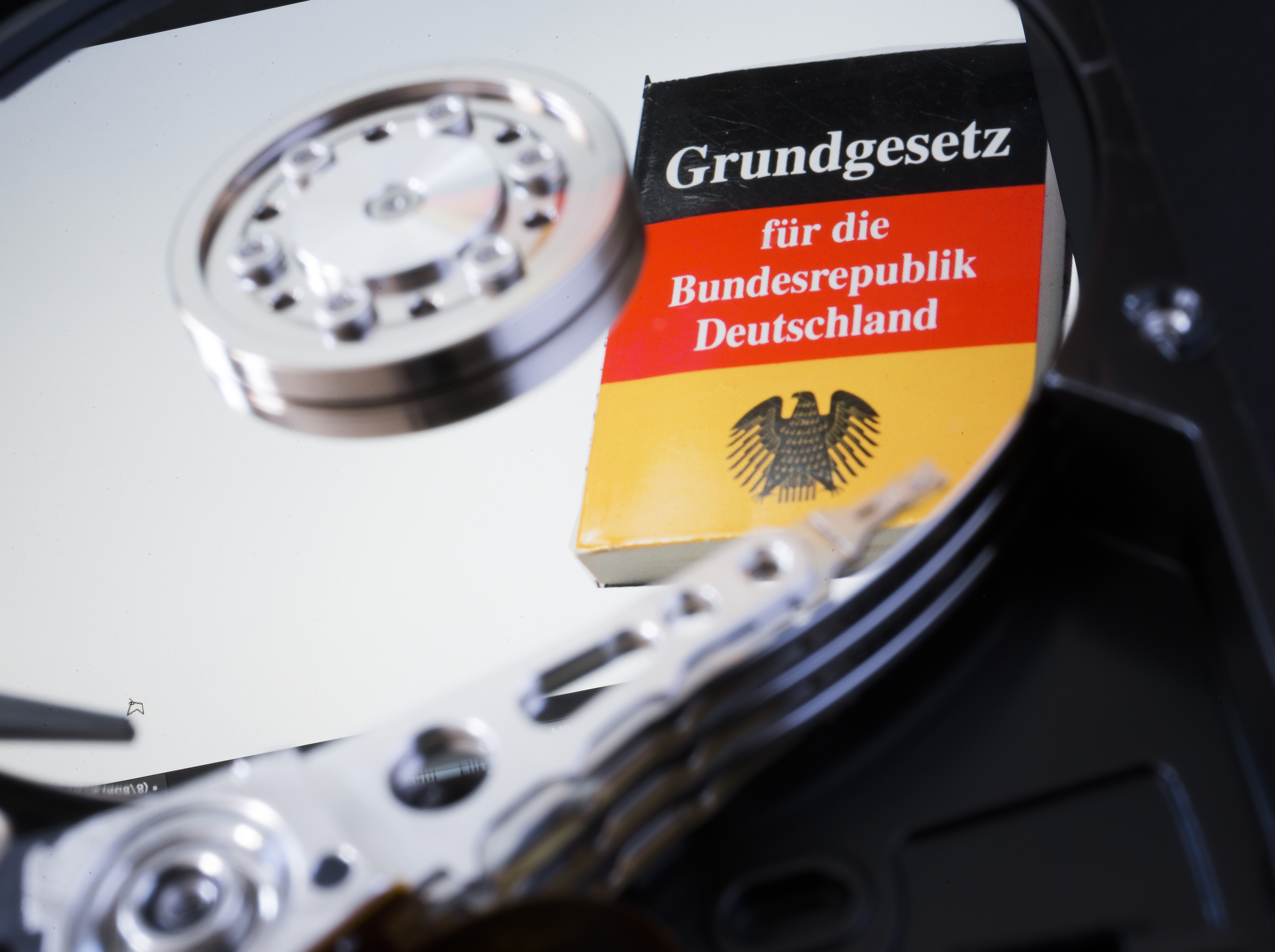 Festplatte mit Grundgesetz: Ist die Vorratsdatenspeicherung mit dem Grundrecht auf Datenschutz vereinbar?