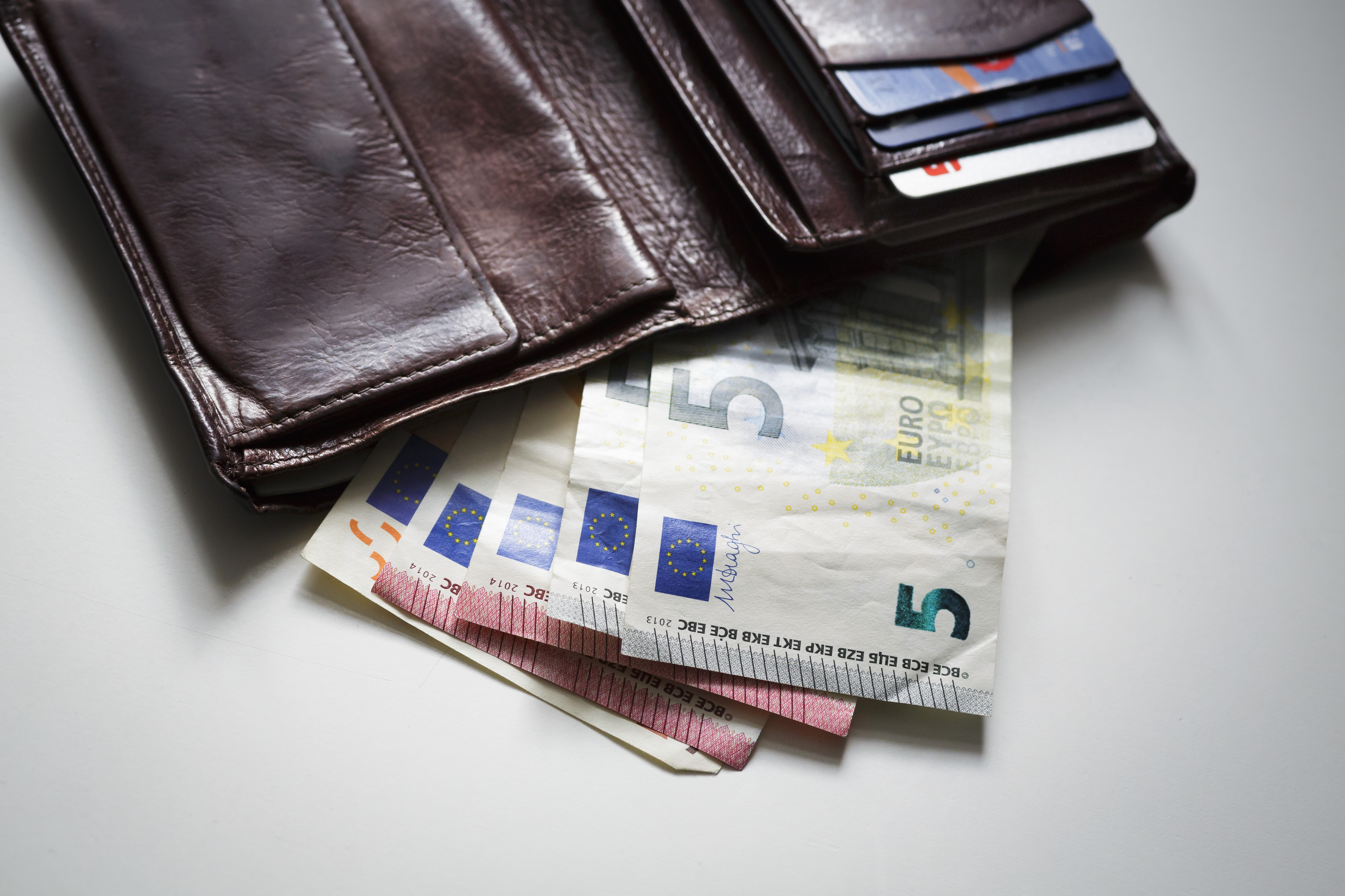 Geld oder Karte? Bargeld in einem Portemonnaie