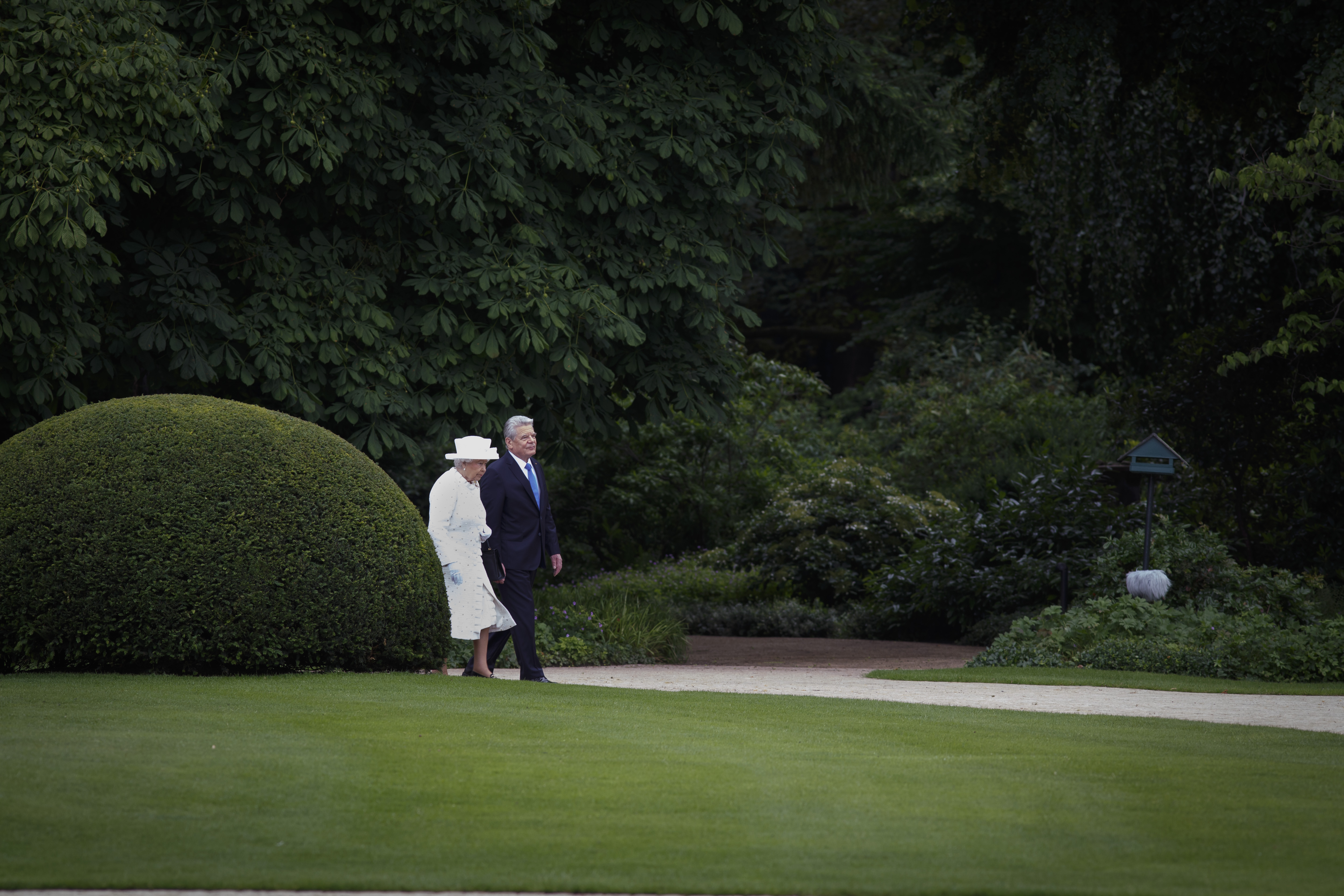 Staatsoberhaupt mit Dame: Bundespräsident Joachim Gauck führt die Queen durch den Park von Schloss Bellevue. Beim nächsten Besuch der englischen Königin könnte es ein Damen-Doppel geben – wenn 2017 eine Frau zur Bundespräsidentin gewählt wird. 