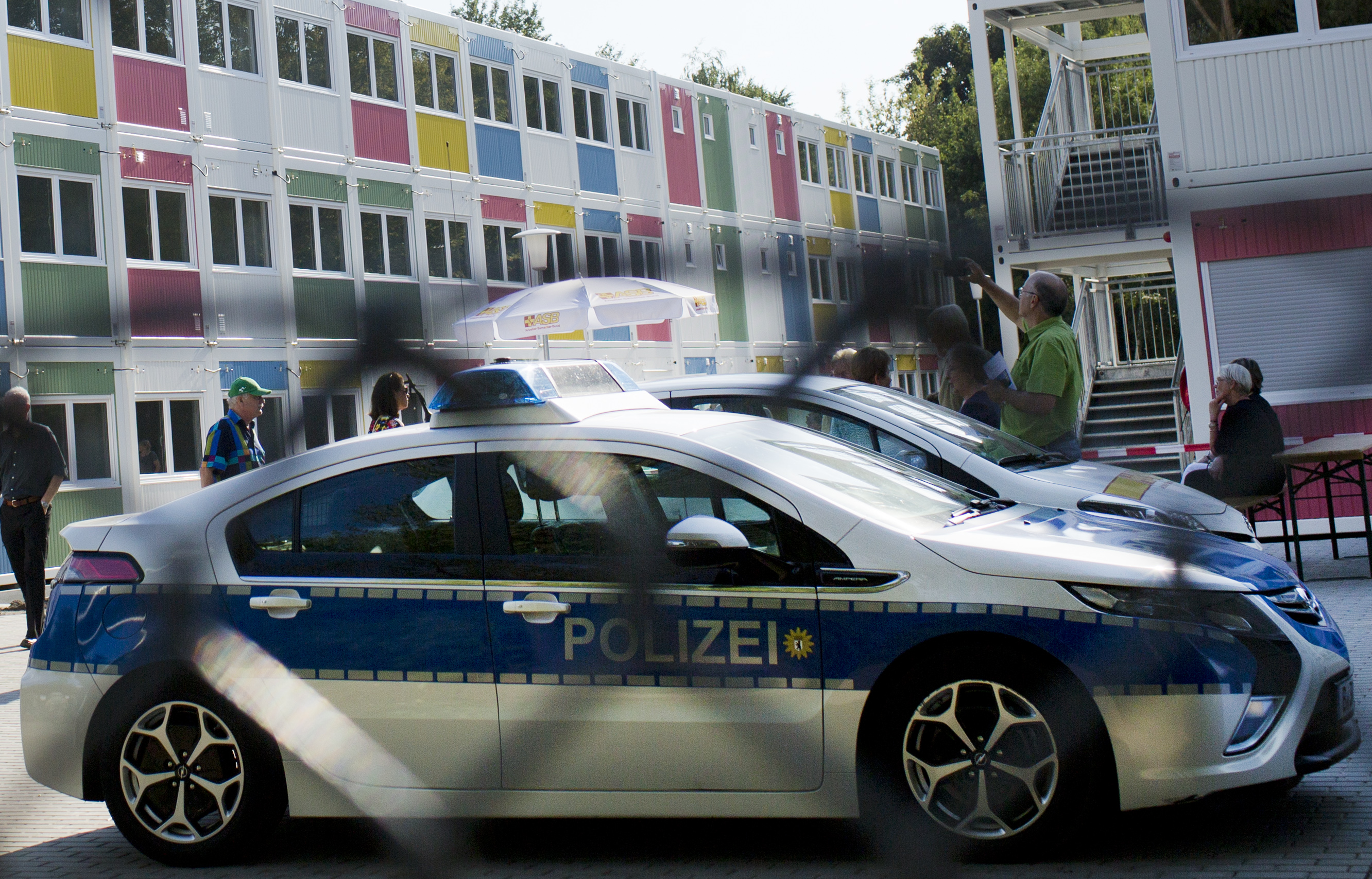 Polizei vor Flüchtlingsheimen