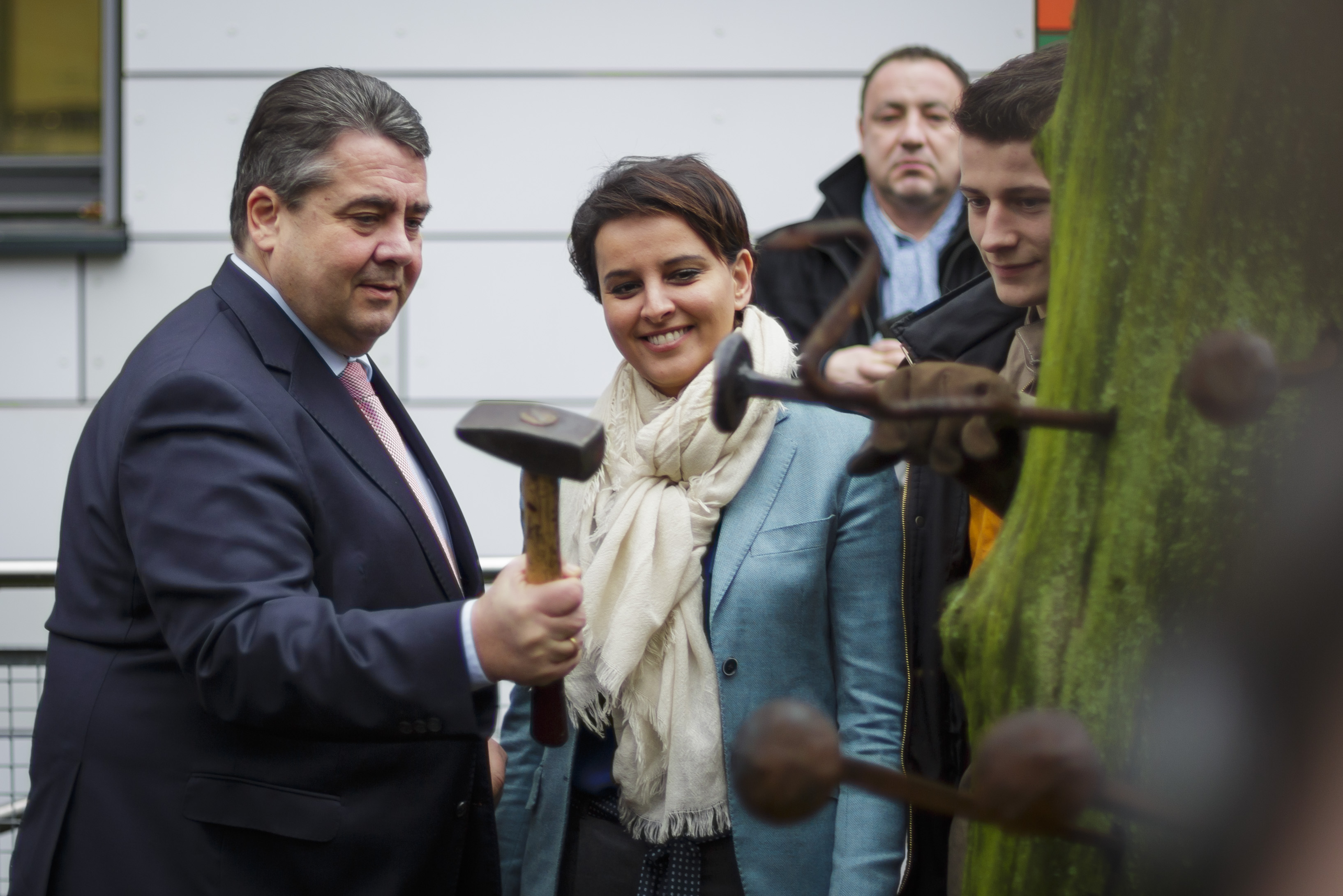 Vor der Bildungskonferenz besuchten SPD-Chef Sigmar Gabriel und Frankreichs Bildungsministerin Najat Vallaud-Belkacem die Hans-Böckler-Schule in Berlin-Kreuzberg. Hier beim Einschlagen eines geschmiedeten Nagels.