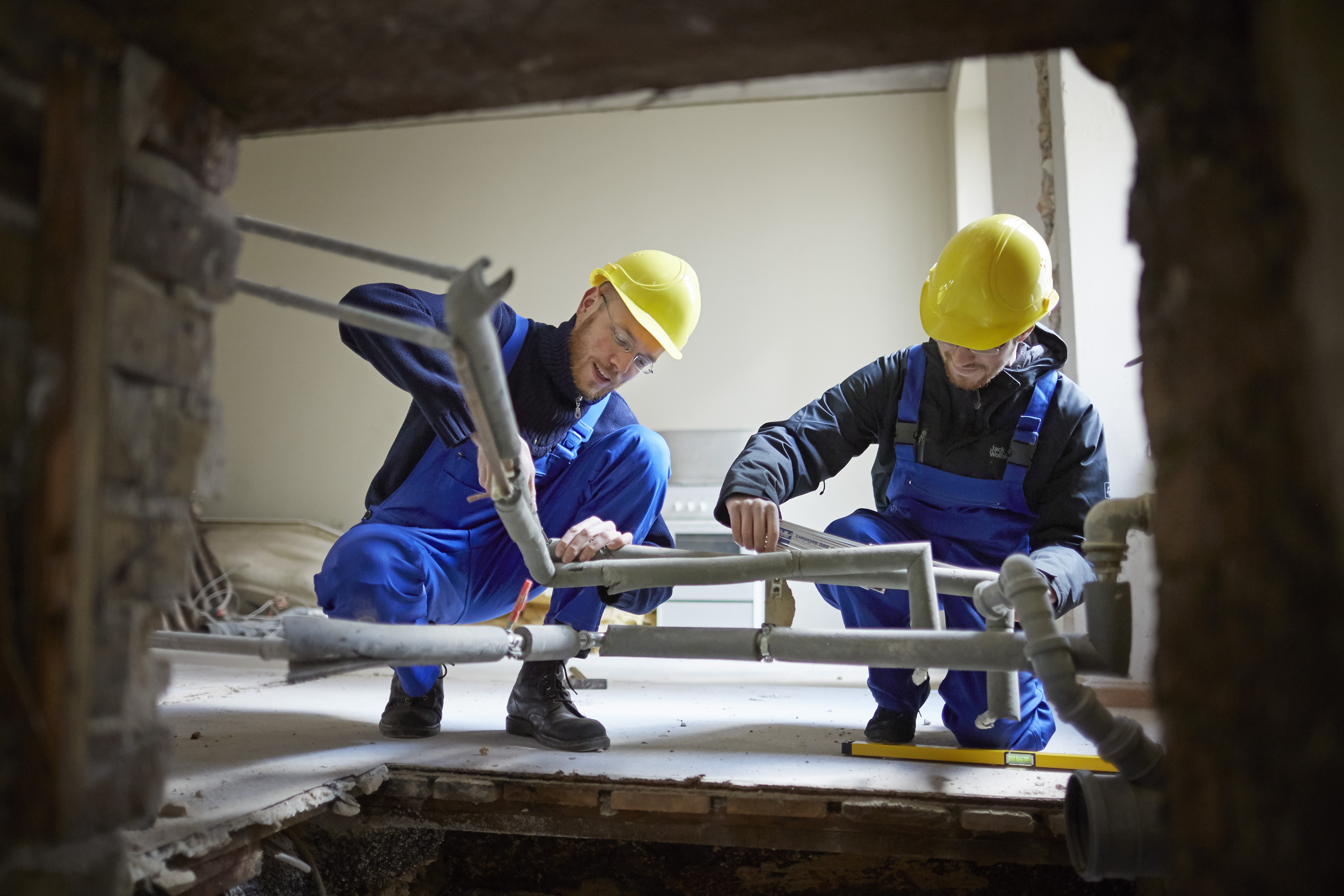 Dringend gesucht: In Deutschland fehlen Handwerker. Das neue Fachkräfteinwanderungsgesetz erleichtert ihnen den Zugang zum deutschen Arbeitsmarkt.