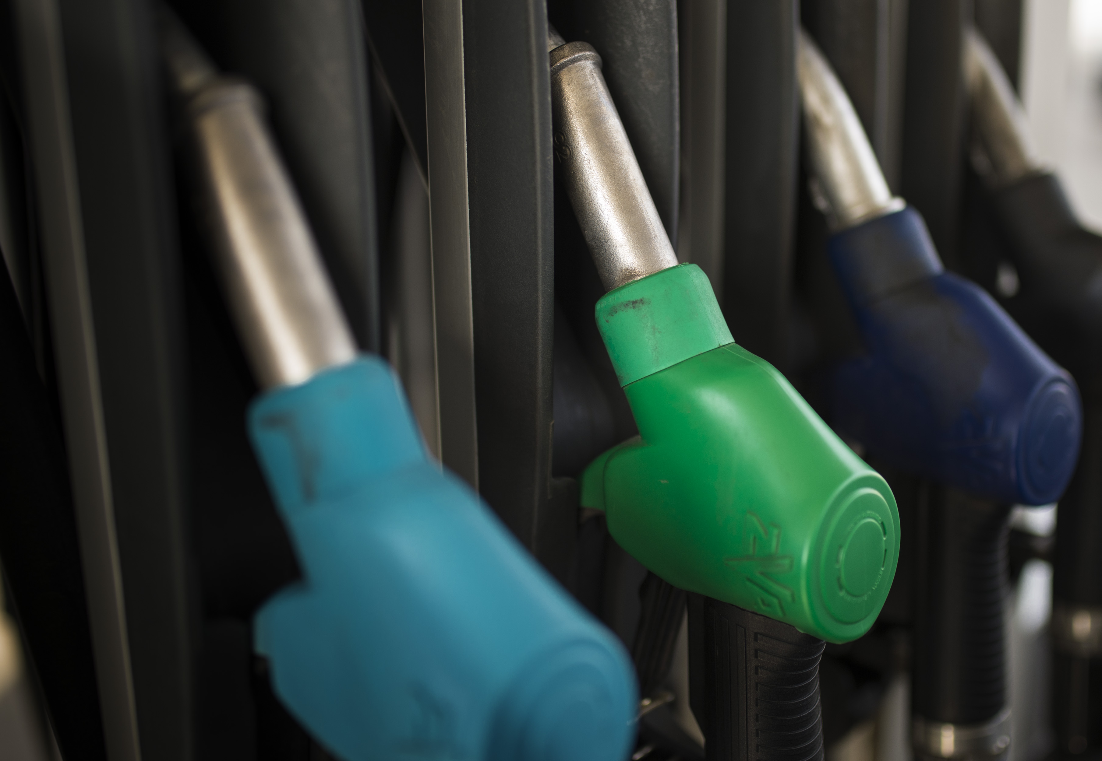 Zapfsäulen an einer Tankstelle: Die Ergebnisse einer Untersuchung des ITTC zum erhöhten tatsächlichen Verbrauch von Fahrzeugen in der EU sorgten am Montag für Aufsehen.
