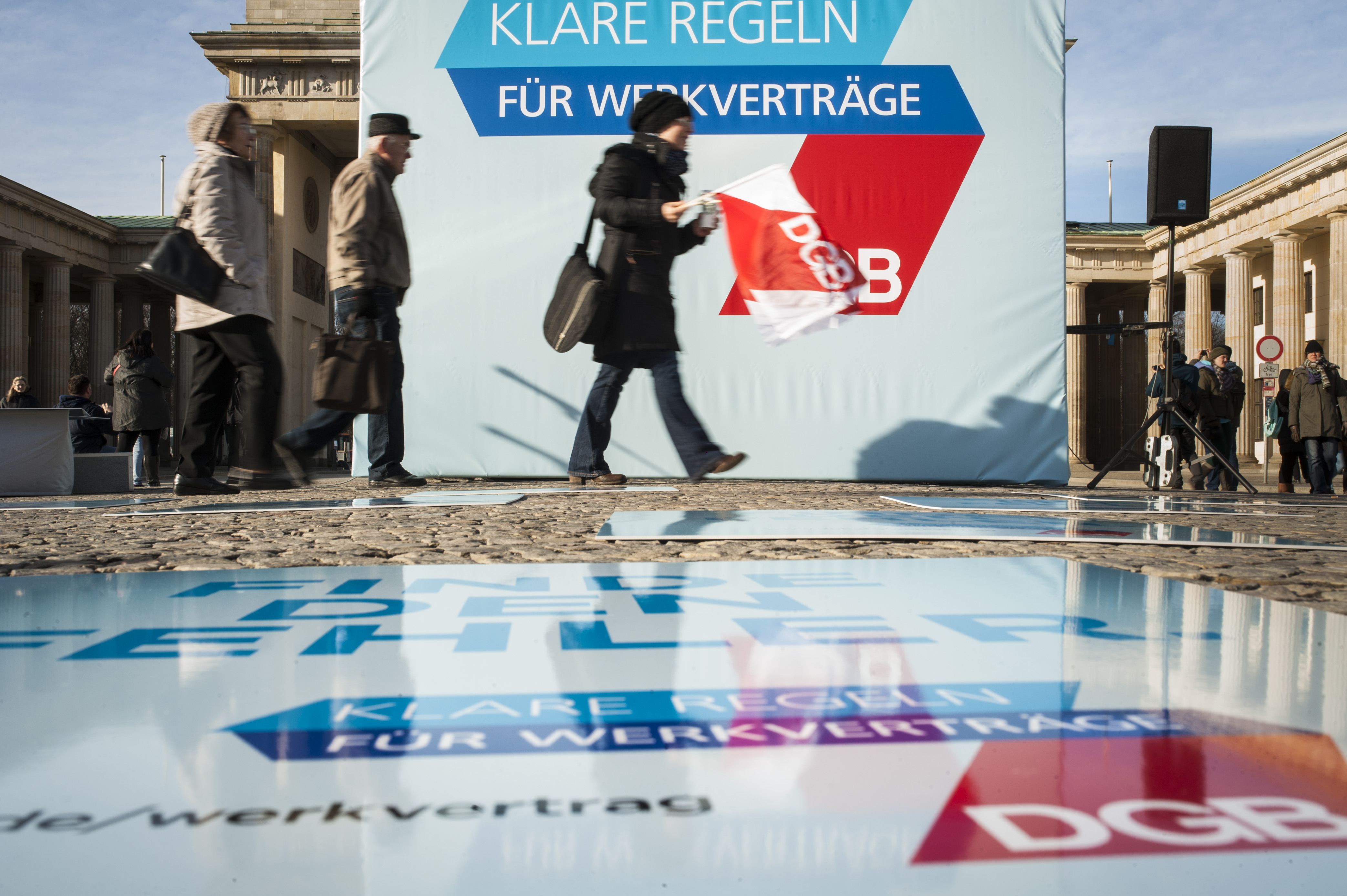 Die Gewerkschaften fordern in einer Kampagne klare Regeln bei Werkverträgen. Hier am Brandenburger Tor in Berlin